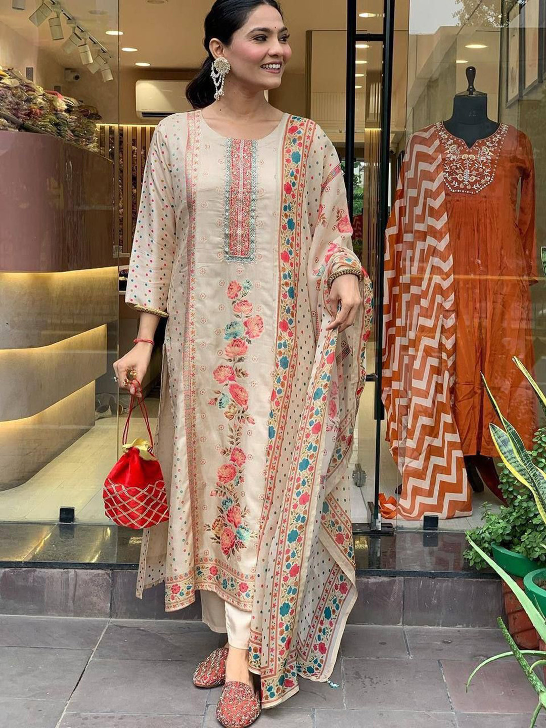 

Bought First Floral Printed Round Neck Thread Work Kurta With Trousers & Dupatta, Pink