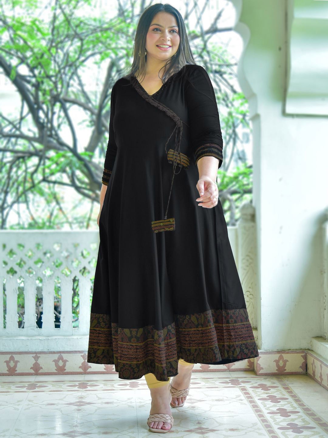 

YASH GALLERY Geometric Printed V-Neck Anarkali Kurta, Black