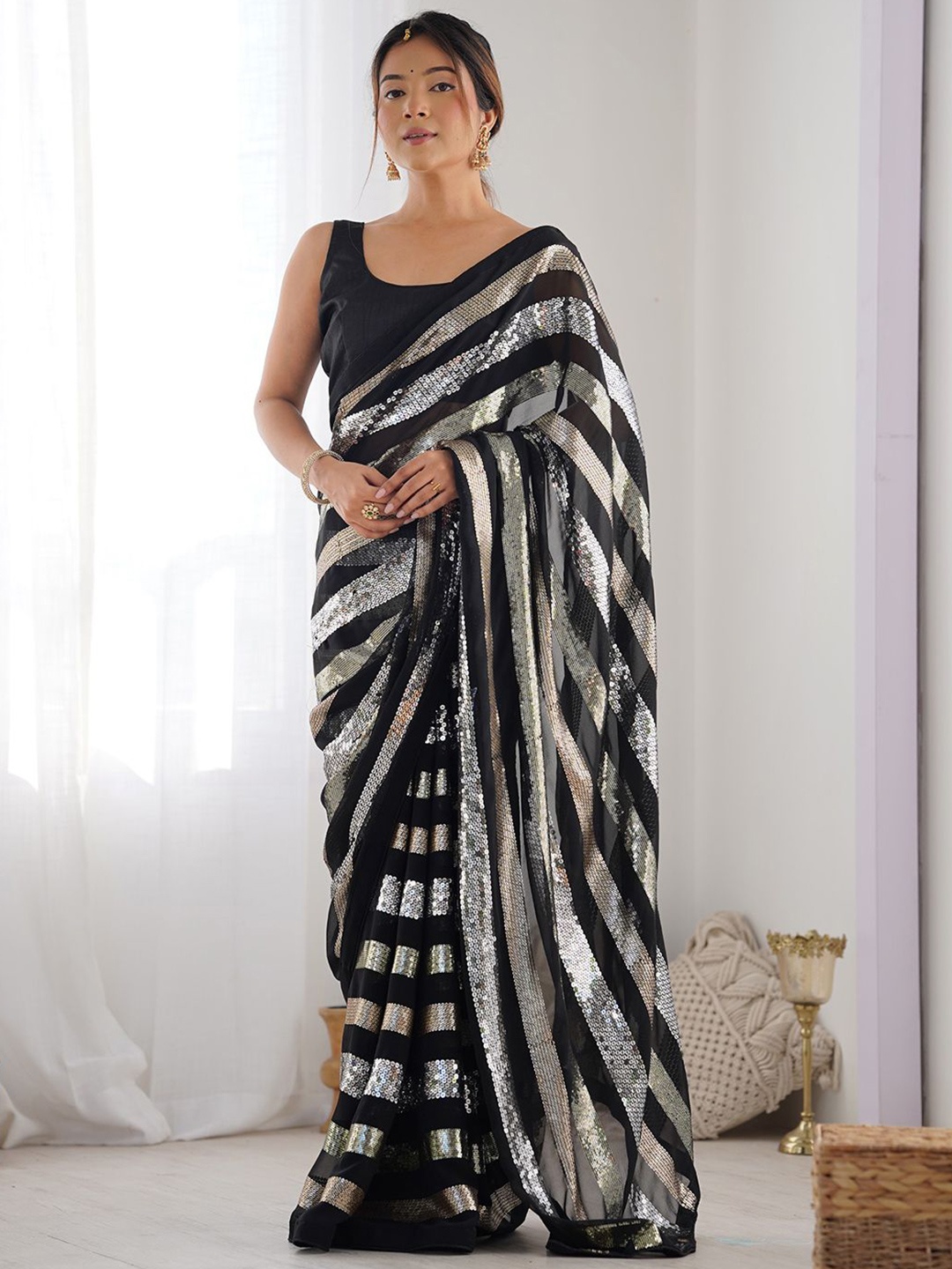 

DIVASTRI Striped Sequinned Saree, Black