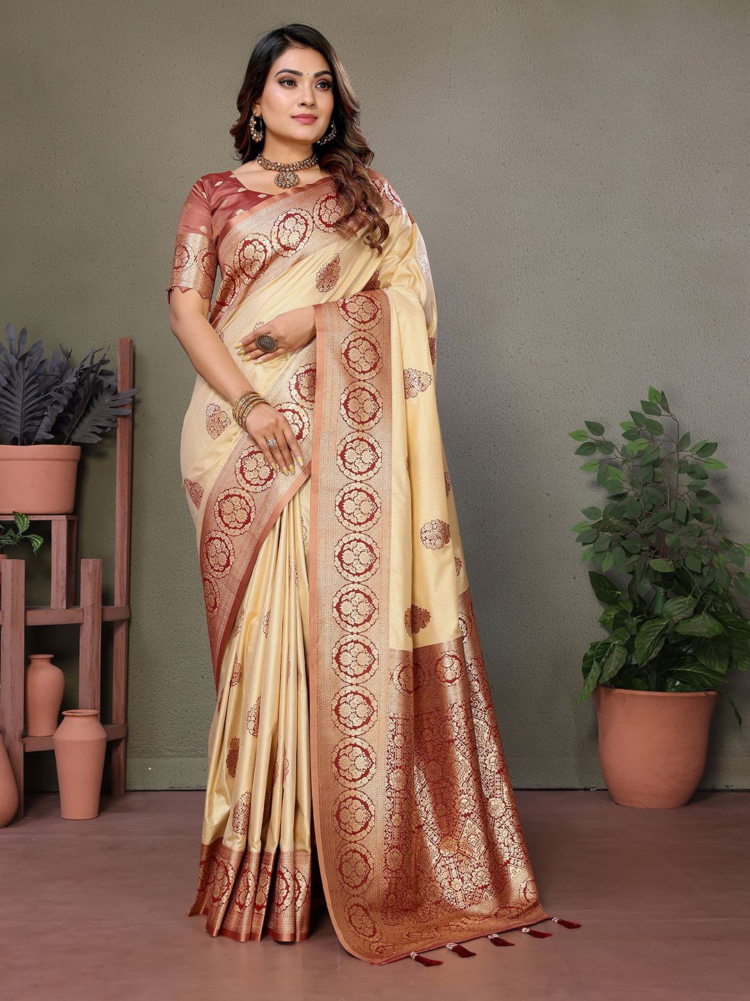 

DIVASTRI Woven Design Zari Silk Blend Banarasi Saree, Maroon