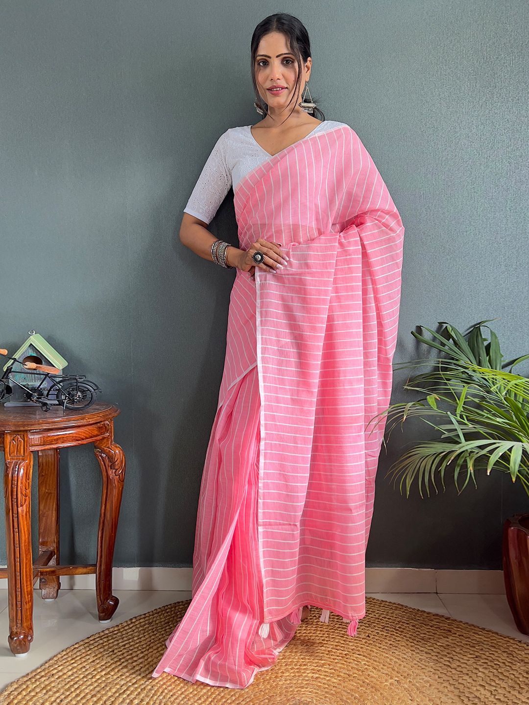 

DIVASTRI Striped Ready to Wear Saree, Pink