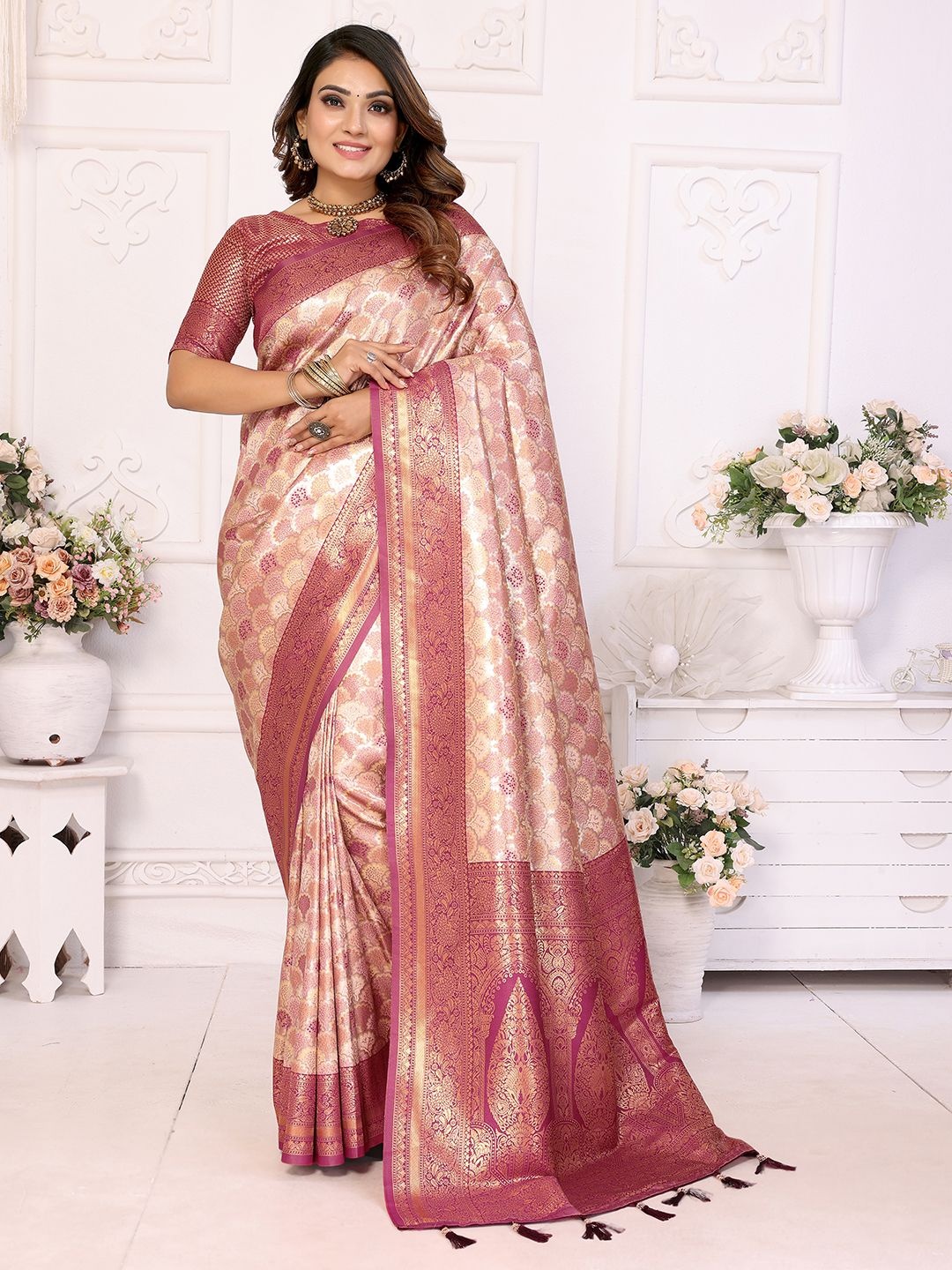 

DIVASTRI Embellished Zari Silk Blend Banarasi Saree, Peach