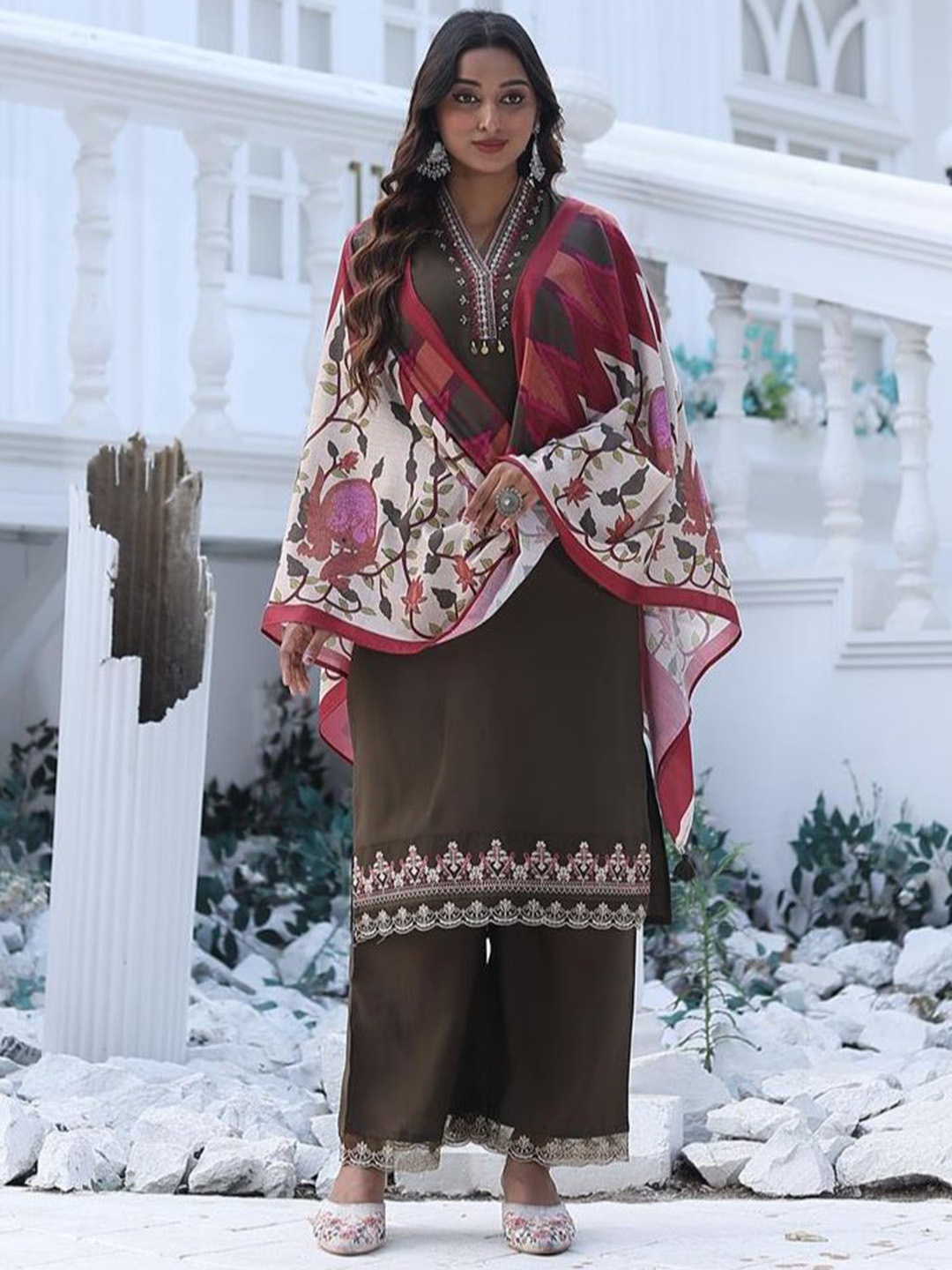 

KODILA ENTERPRISE Floral Embroidered Thread Work Straight Kurta With Trouser And Dupatta, Green
