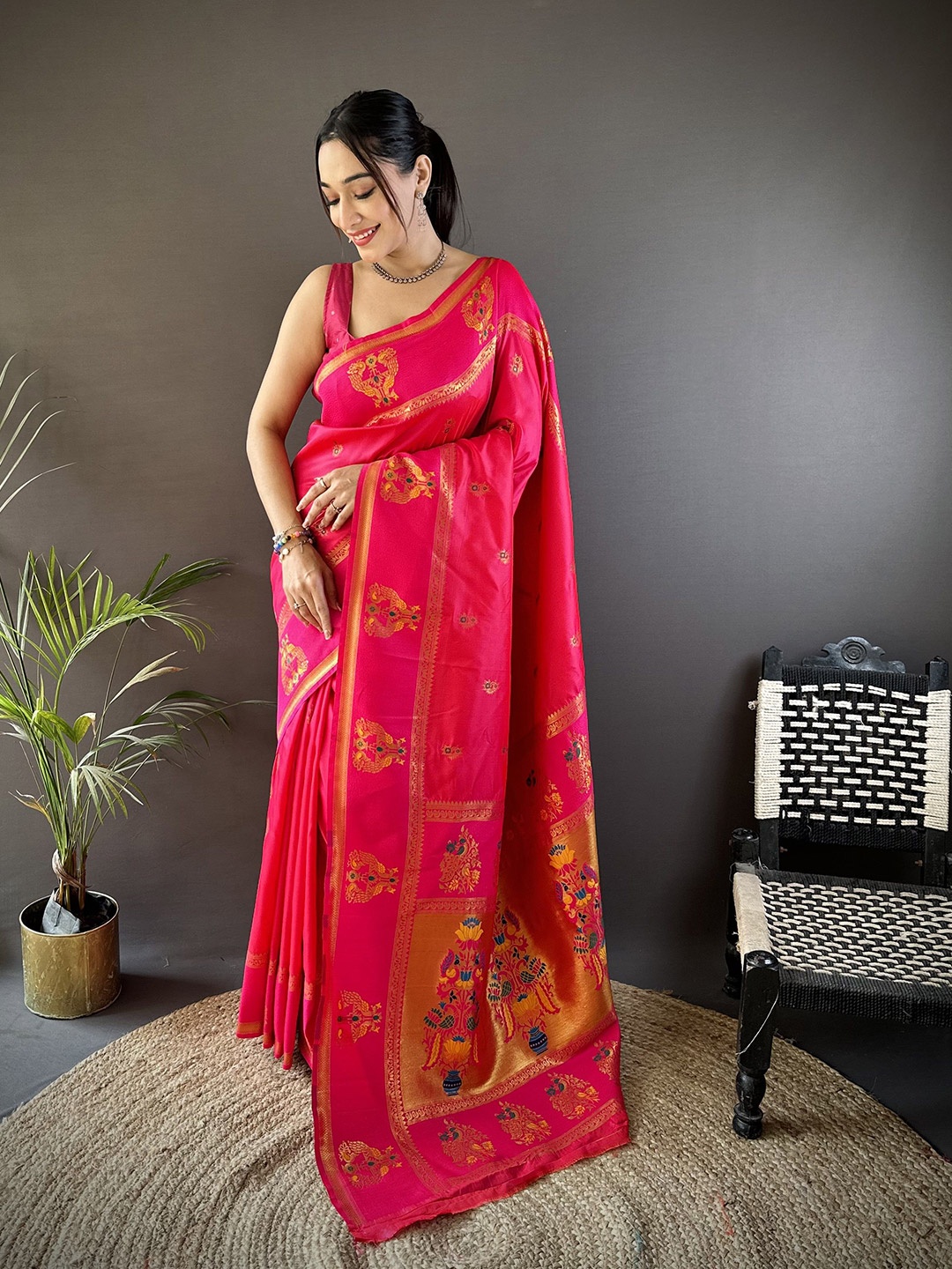 

Mitera Woven Design Zari Silk Blend Paithani Saree, Pink