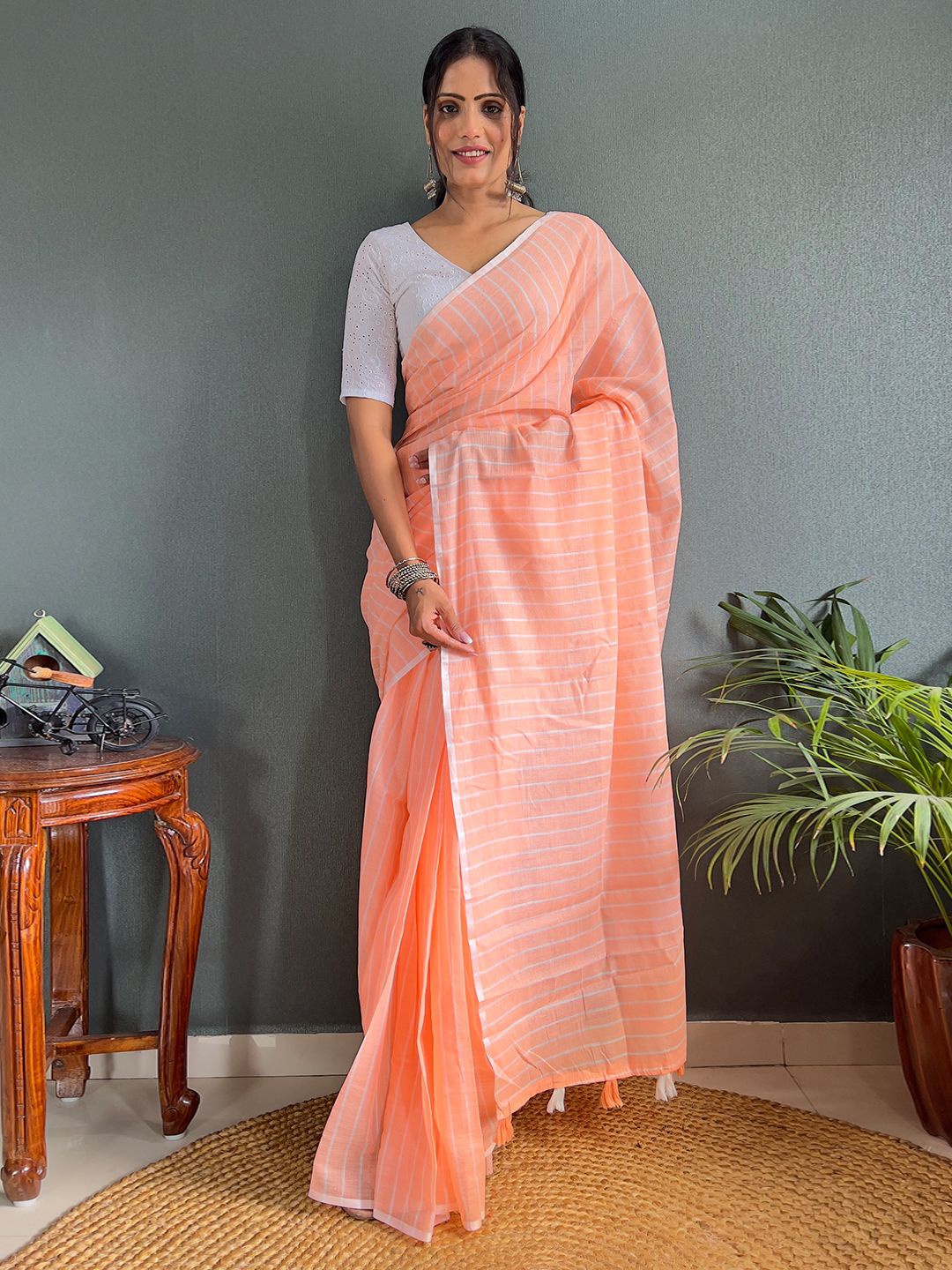 

DIVASTRI Striped Linen Blend Saree, Peach