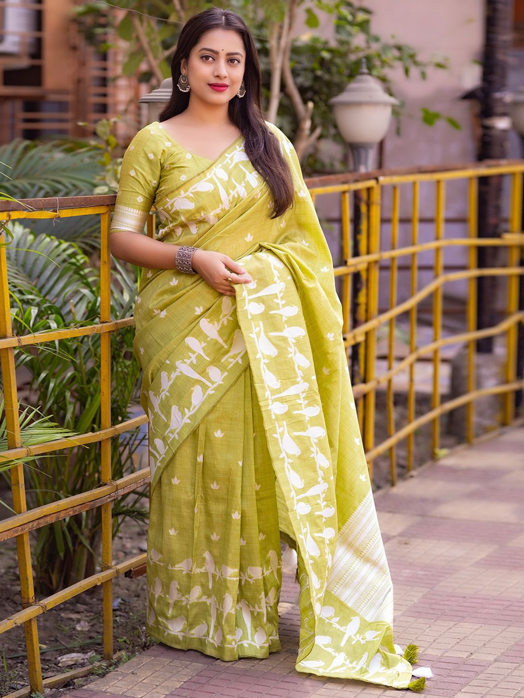 

DIVASTRI Woven Design Saree, Green