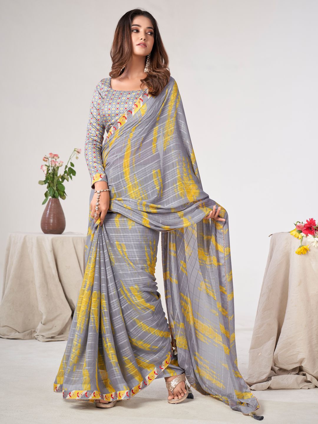 

DIVASTRI Abstract printed saree With Unstitched Blouse Piece, Grey