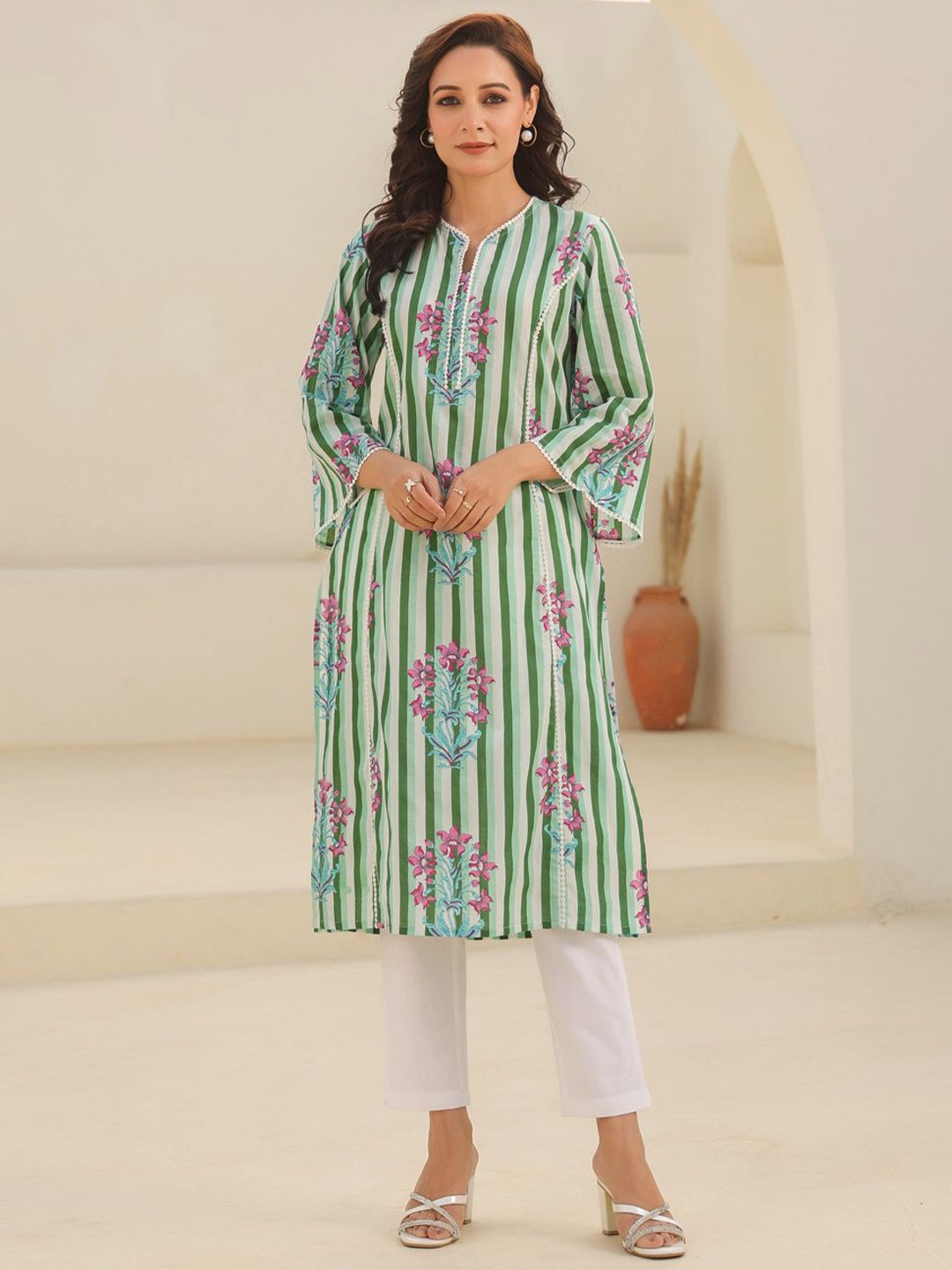 

Rain & Rainbow Women Strip Printed Pure Cotton Kurta, Green