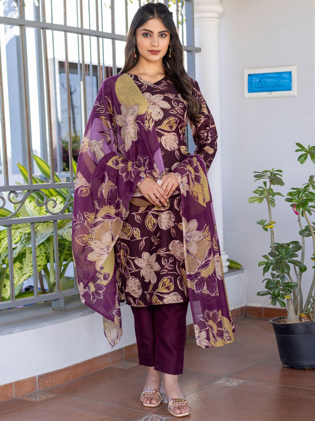 

ARADHNA Floral Printed V-Neck Straight Kurta With Trousers And Dupatta, Purple