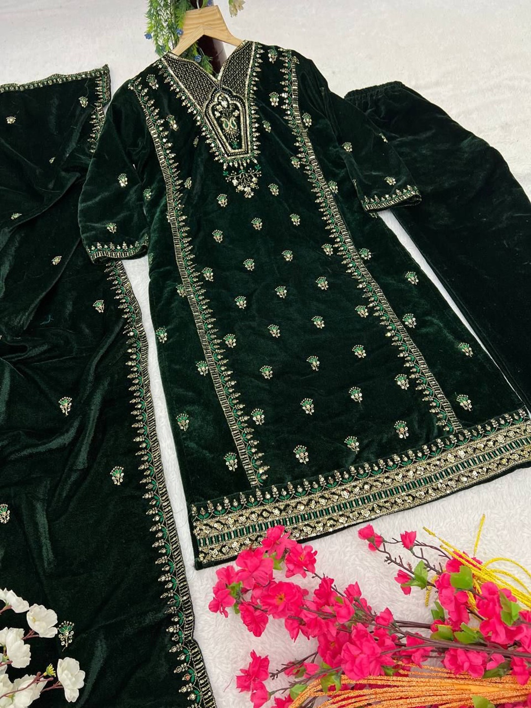 

ZIBLON Ethnic Motifs Embroidered Velvet Thread Work Pakistani Style Kurta With Pyjamas, Green