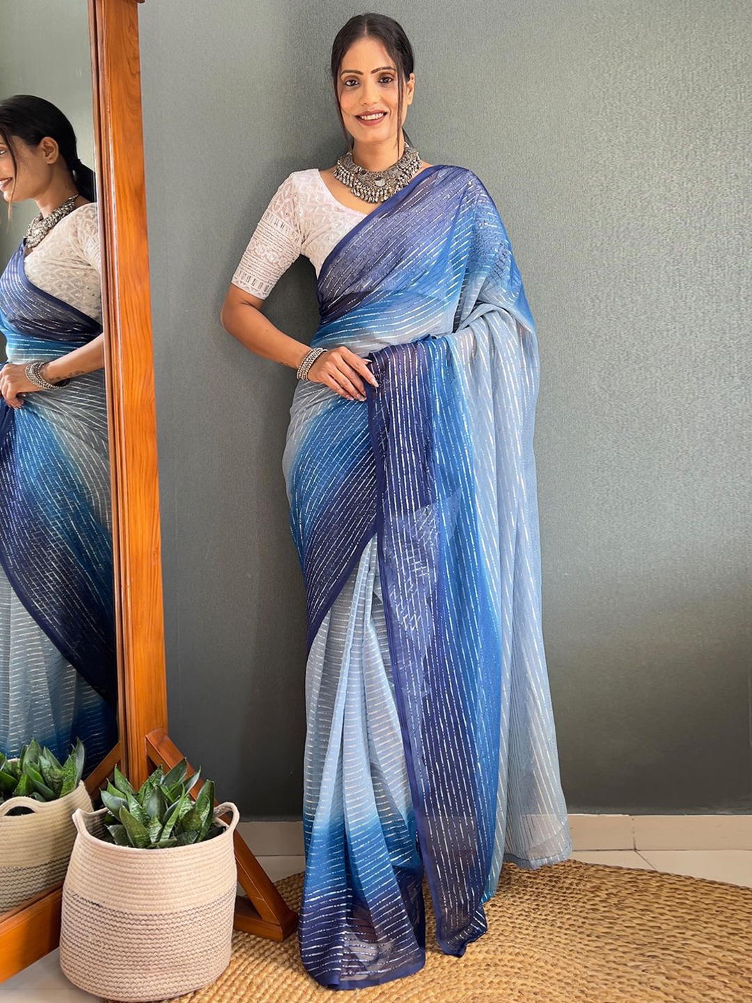 

DIVASTRI Striped Poly Chiffon Saree, Blue