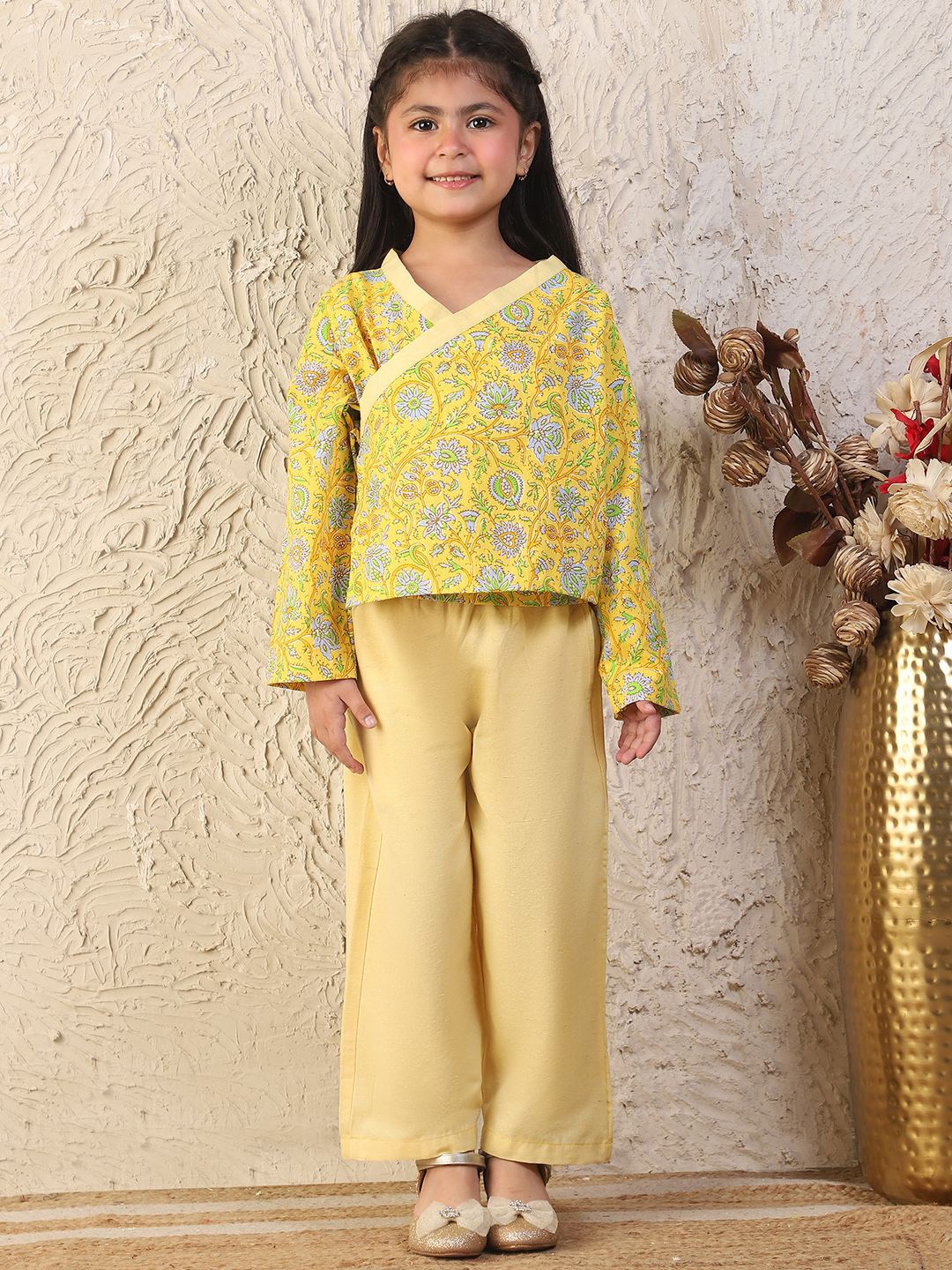 

NEUDIS Girls Floral Printed Angrakha Pure Cotton Kurta With Trousers, Yellow