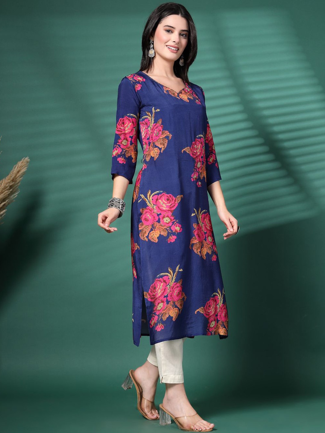 

Sangria Floral Printed Sweetheart Neck Sequinned Straight Kurta, Blue