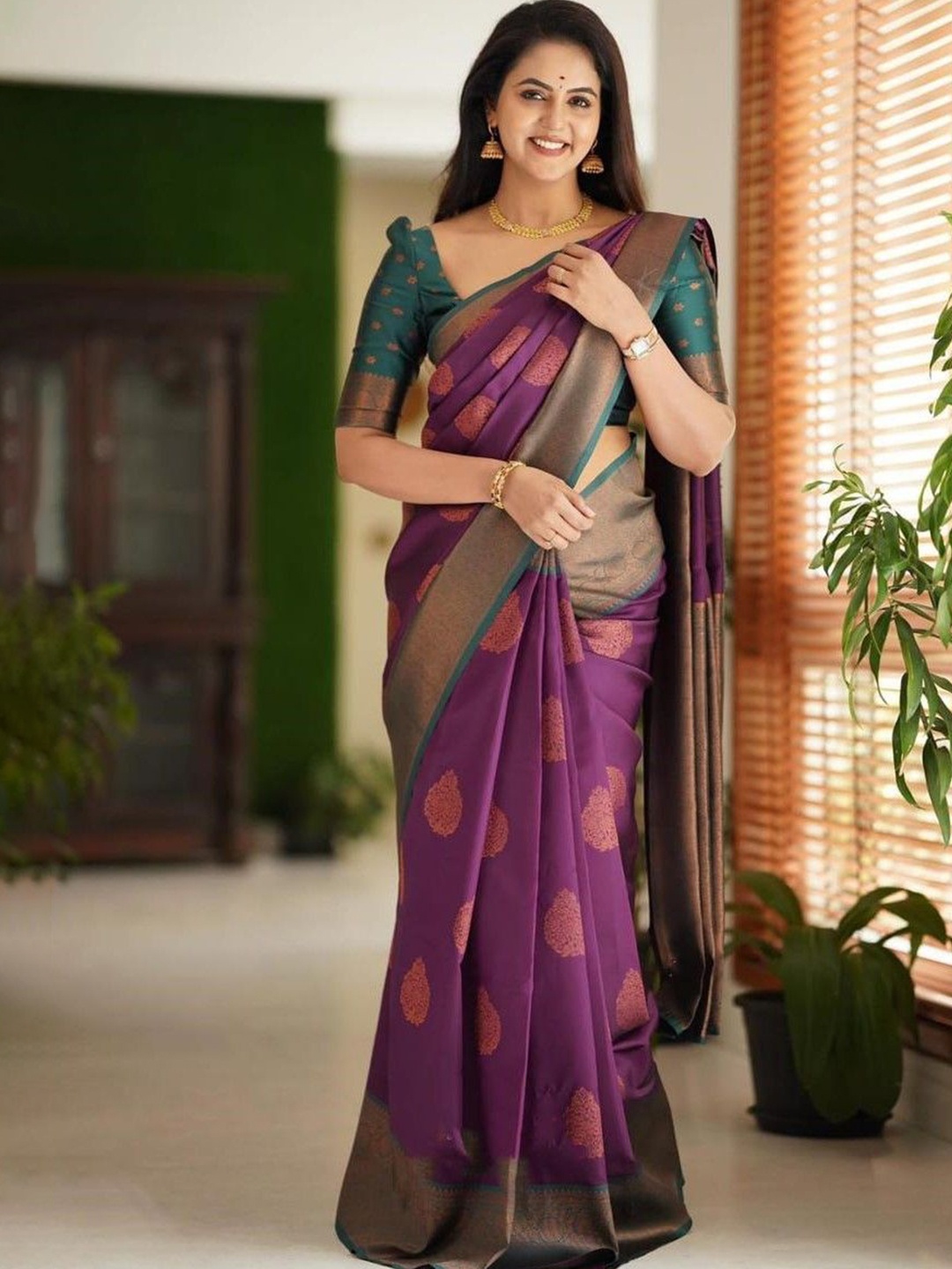 

Munir Ethnic Motifs Zari Silk Blend Banarasi Saree, Magenta