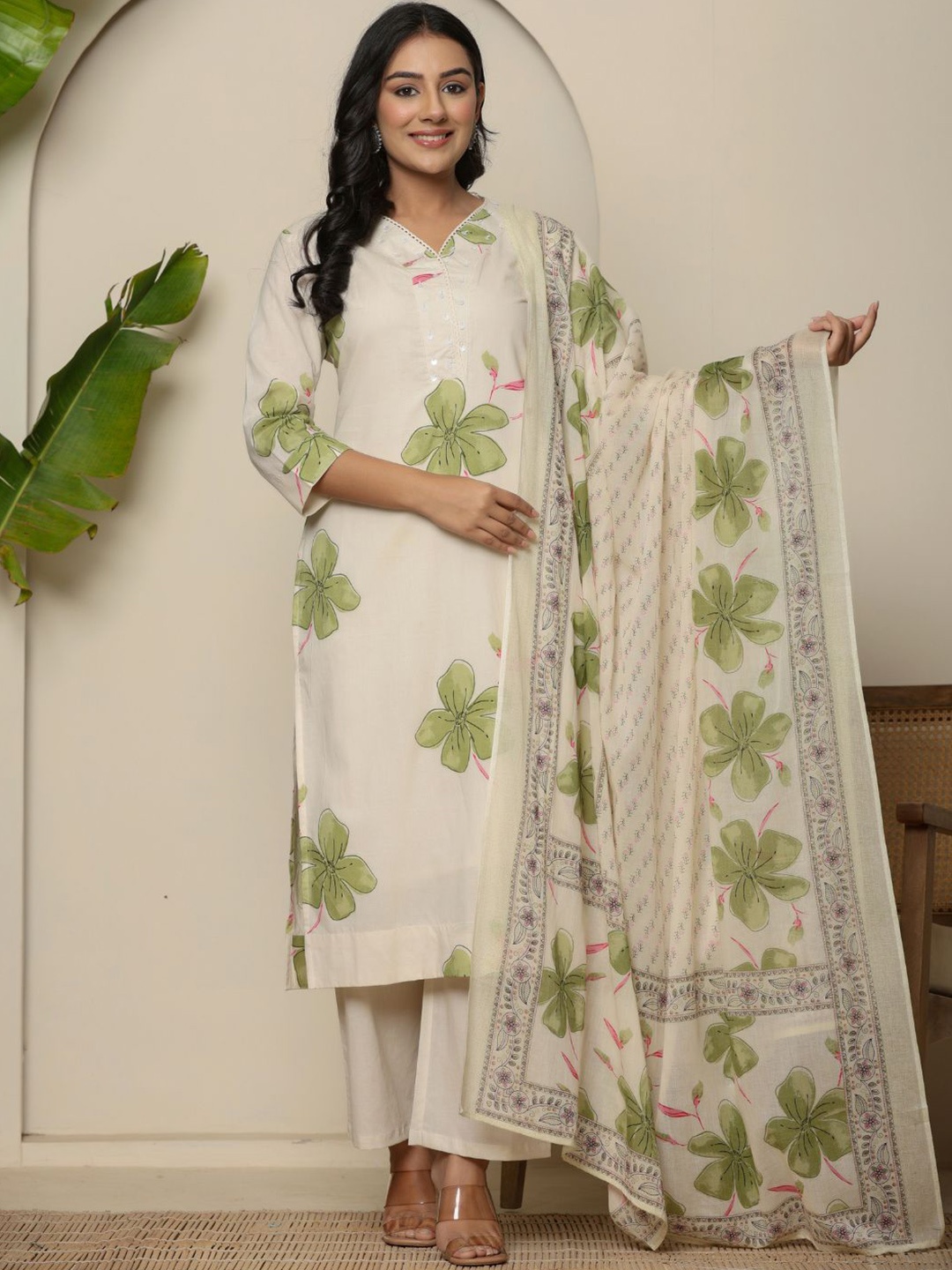 

Do Dhaage Floral Printed Beads and Stones Pure Cotton Kurta With Trousers & Dupatta, Green