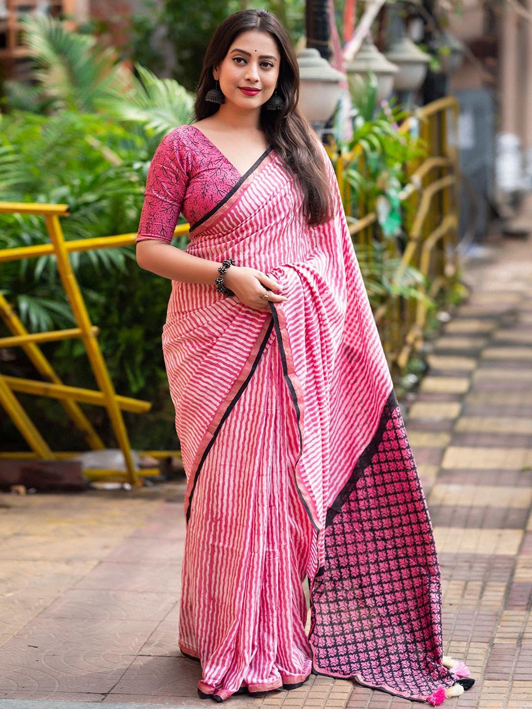 

DIVASTRI Leheriya Striped Chanderi Saree, Pink