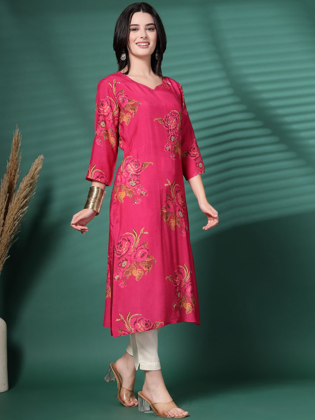 

Sangria Floral Printed Sweetheart Neck Sequinned Straight Kurta, Pink
