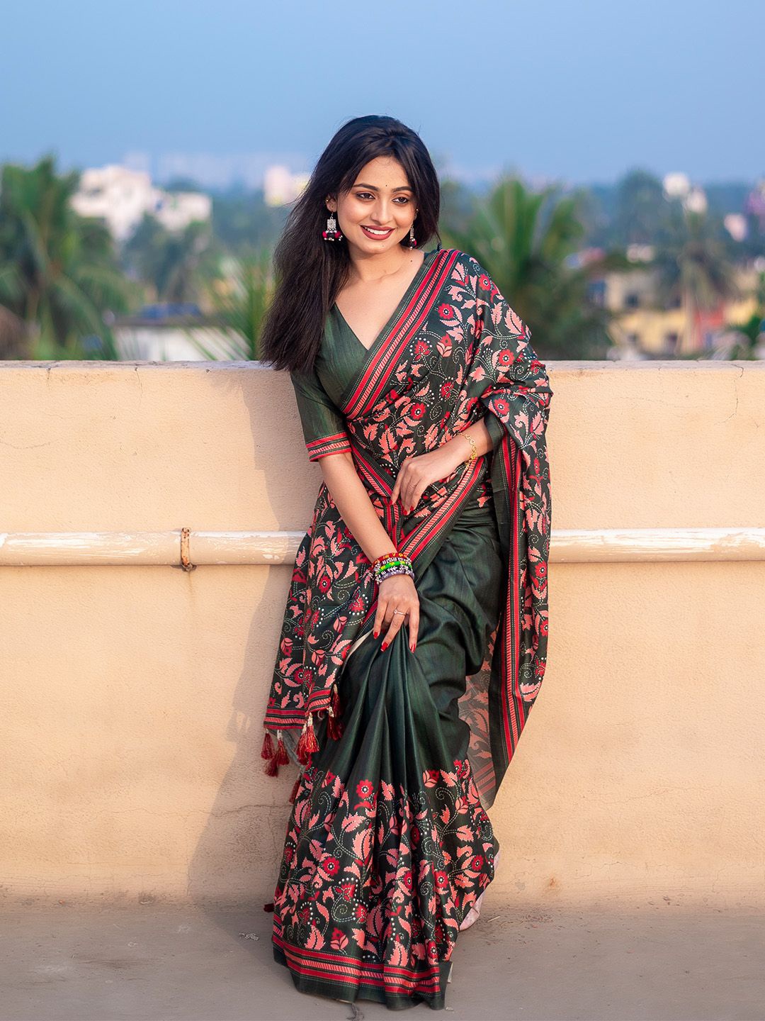 

Ishin Floral Printed Saree, Green