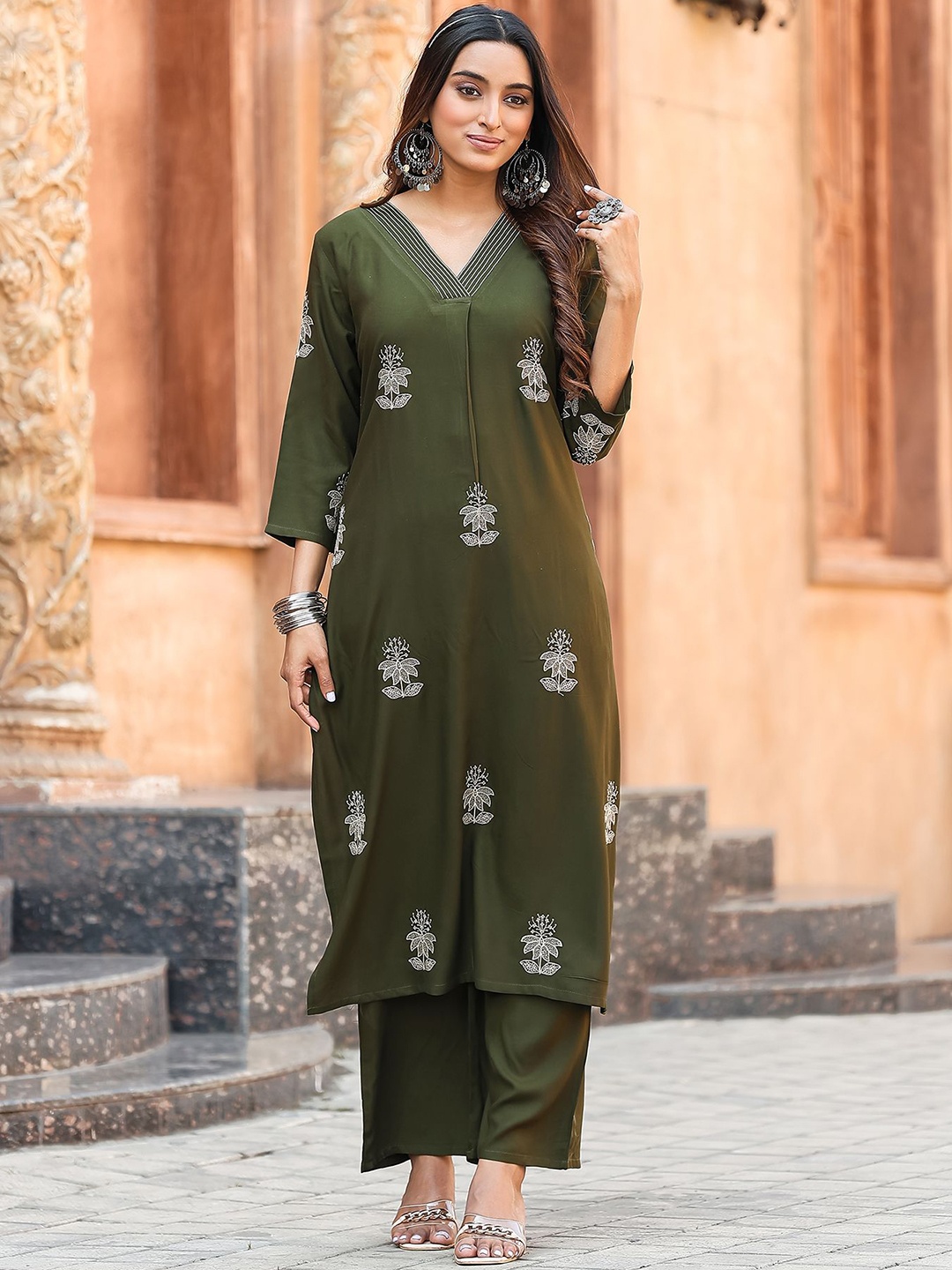 

MITTOO Floral Embroidered V-Neck Thread Work Straight Kurta With Palazzos, Green
