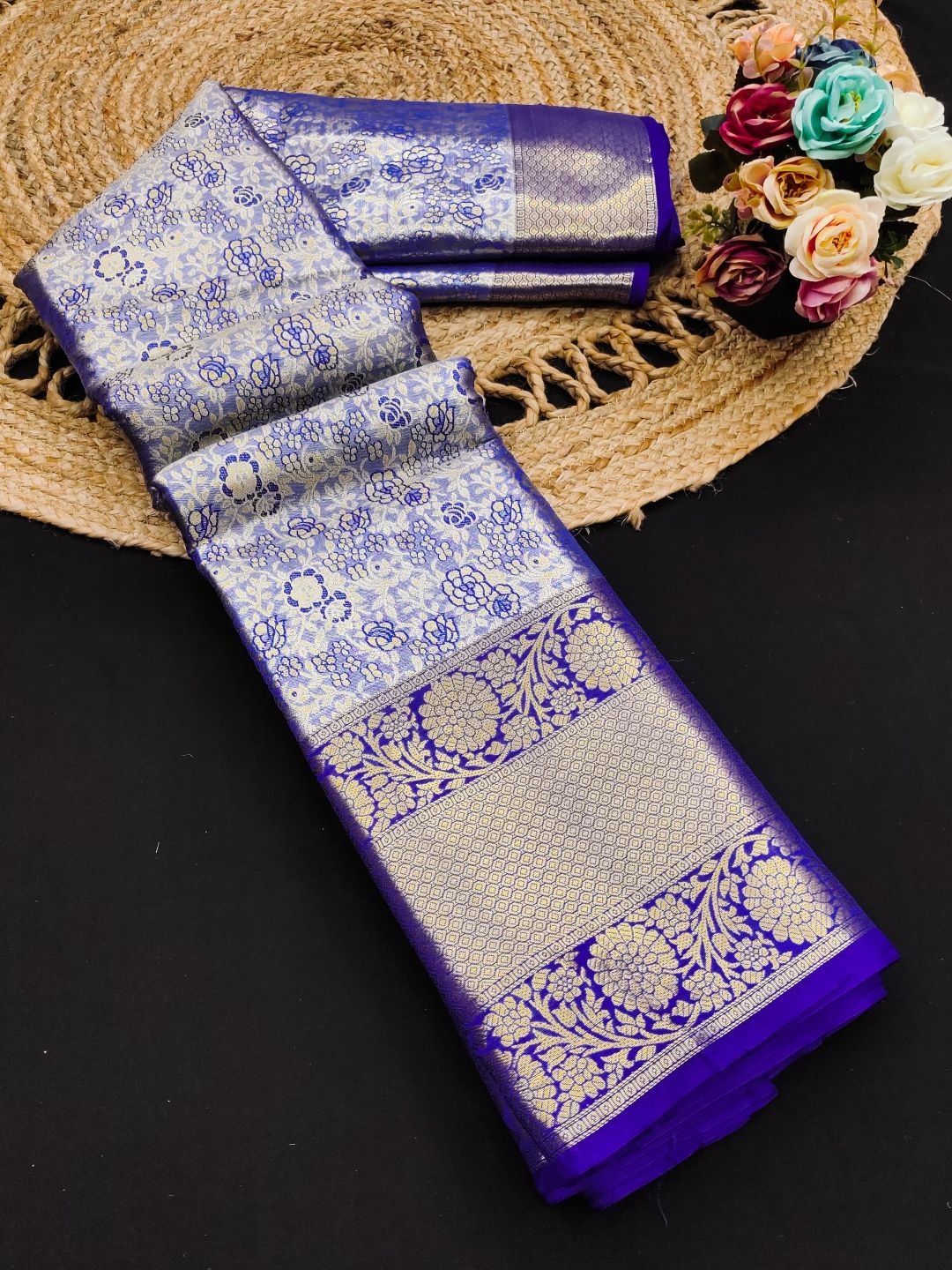 

DIVASTRI Floral Woven Design Zari Silk Banarasi Saree With An Unstitched Blouse Piece, Blue