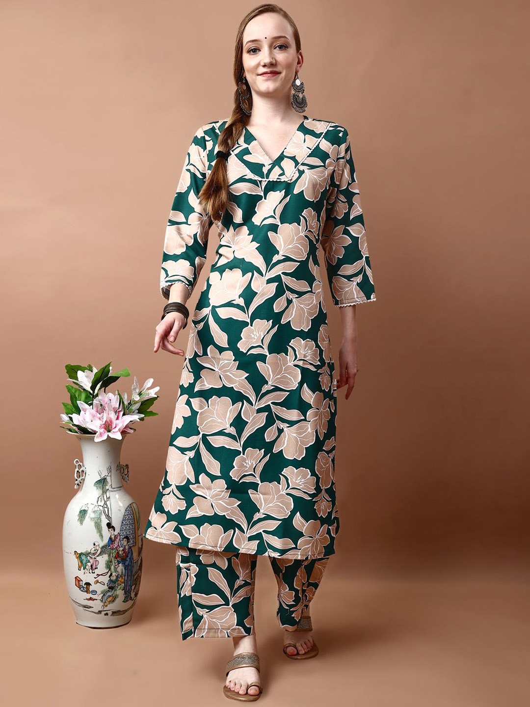 

SANTOPERA DESIGNER Floral Printed V-Neck Straight Kurta With Palazzos, Green