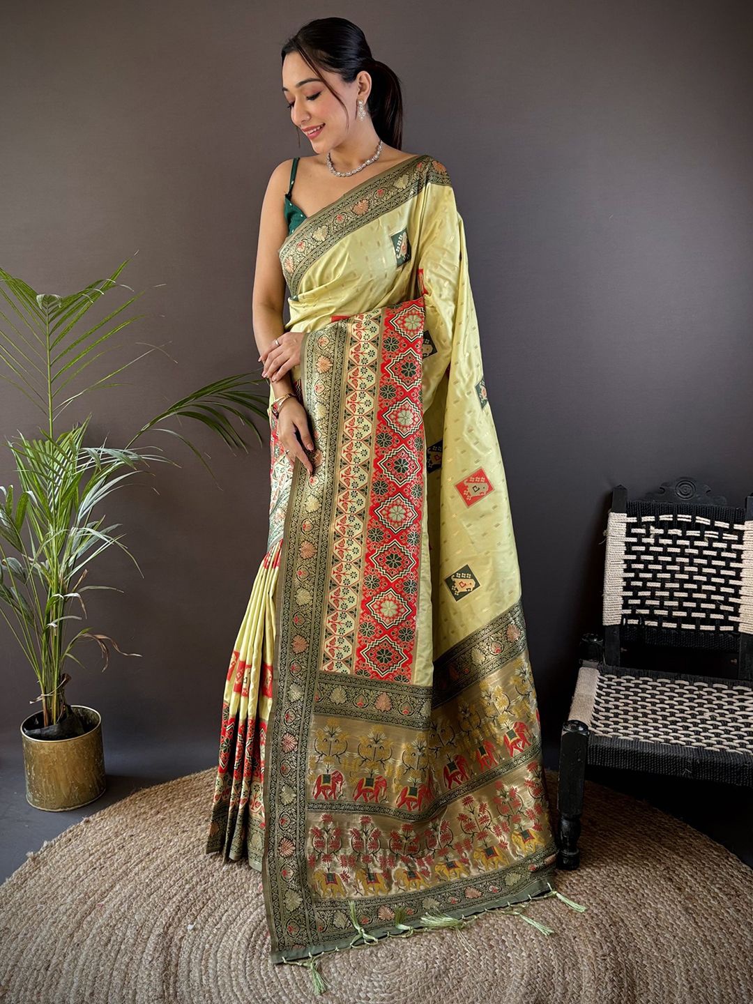 

DIVASTRI Woven Design Zari Silk Blend Patola Saree, Green