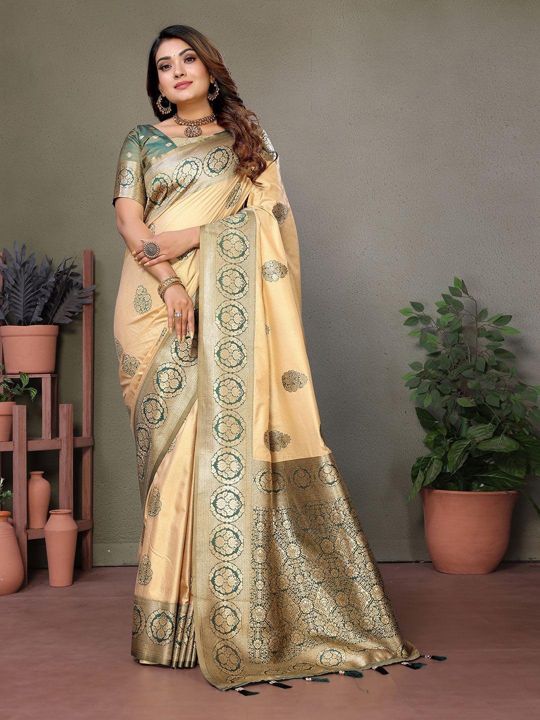 

DIVASTRI Ethnic Motifs Zari Silk Blend Banarasi Saree, Green