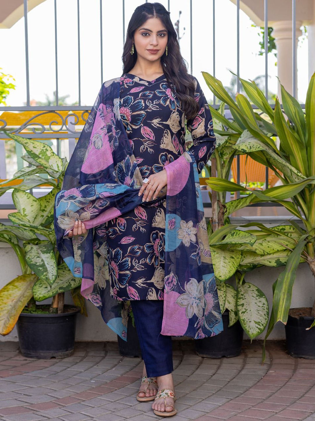 

ARADHNA Floral Printed V-Neck Straight Kurta With Trousers & Dupatta, Blue