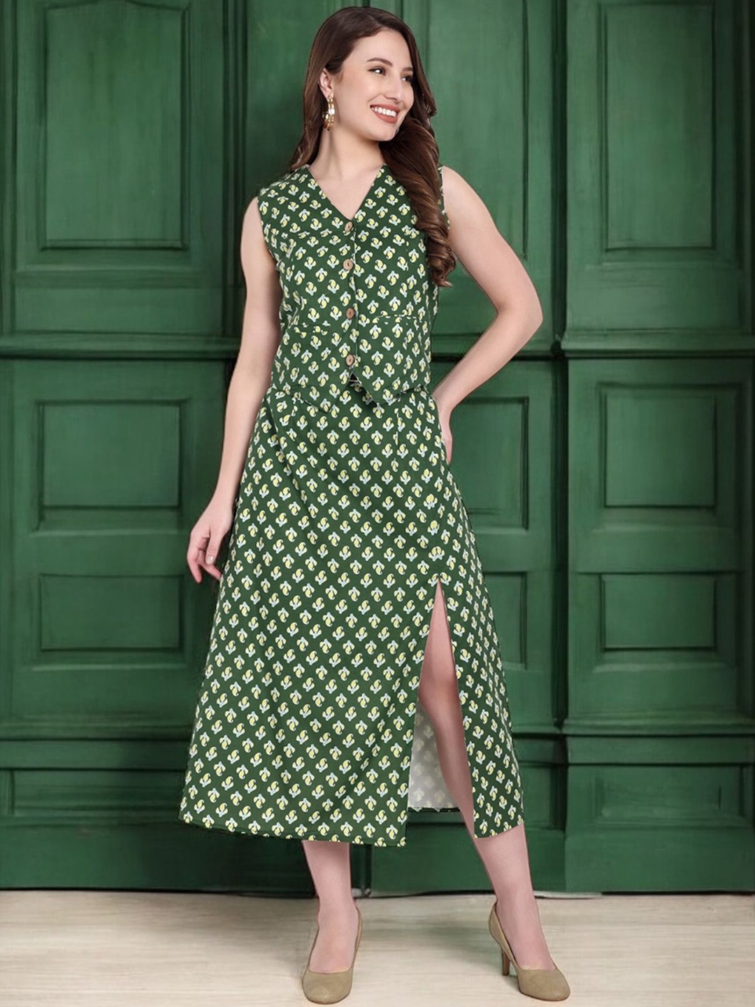 

The BANJARA TRAIL Floral Printed V Neck Pure Cotton Top & Skirt, Green
