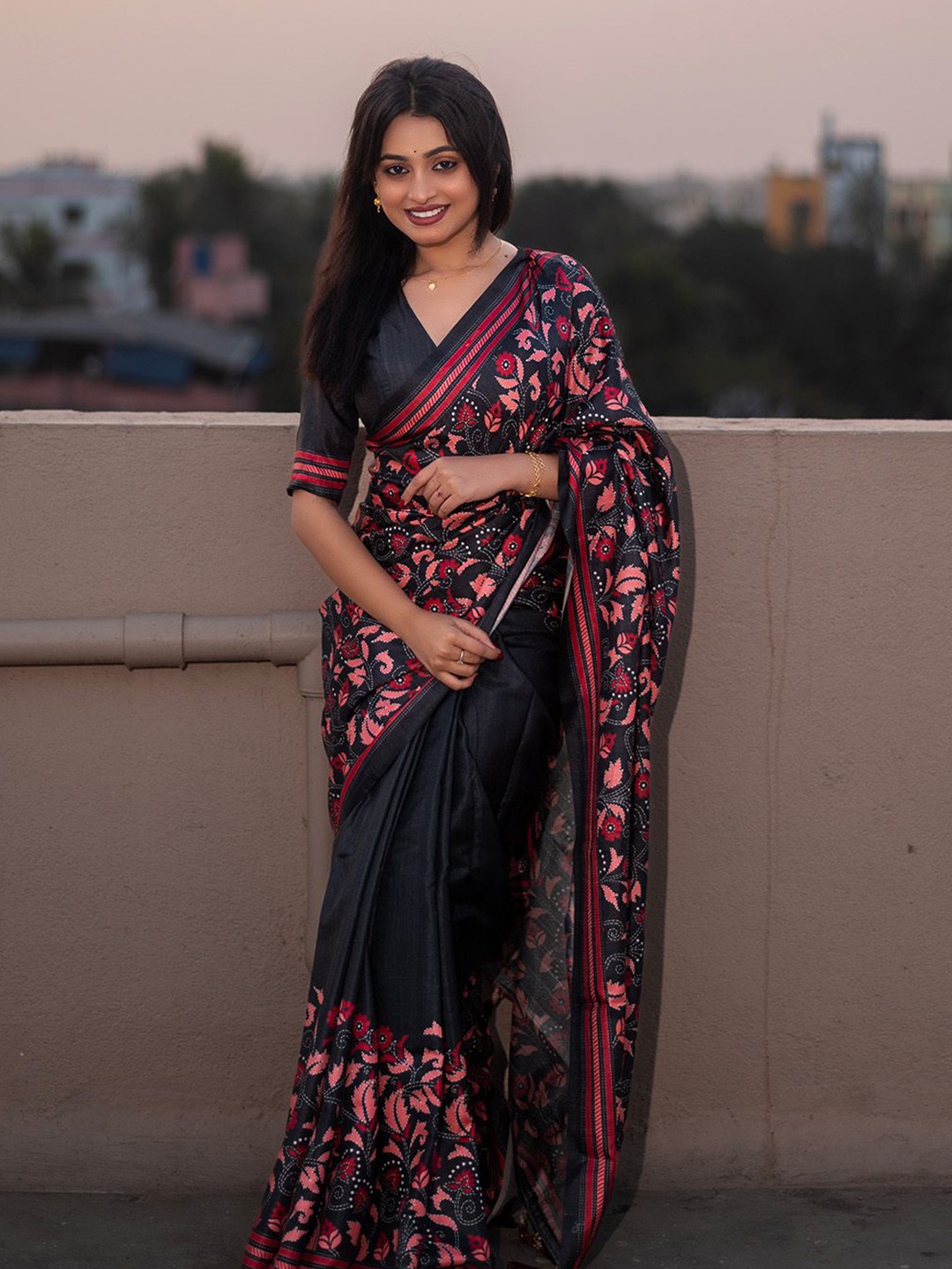 

Ishin Floral Printed Saree with Blouse Piece, Black