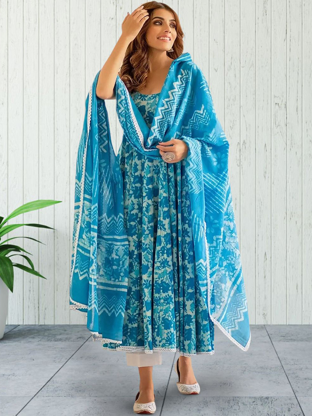 

Moda Rapido Women Floral Printed Regular Kurta with Trousers & With Dupatta, Blue