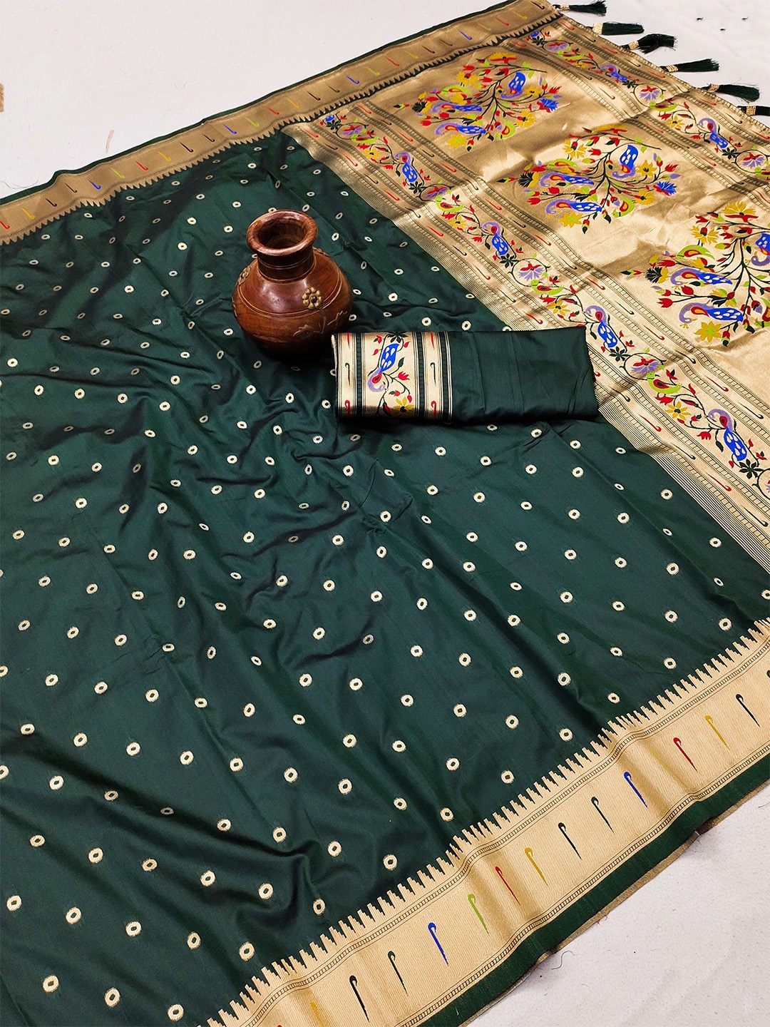 

ZIBLON Ethnic Motifs Zari Silk Blend Kanjeevaram Saree, Green