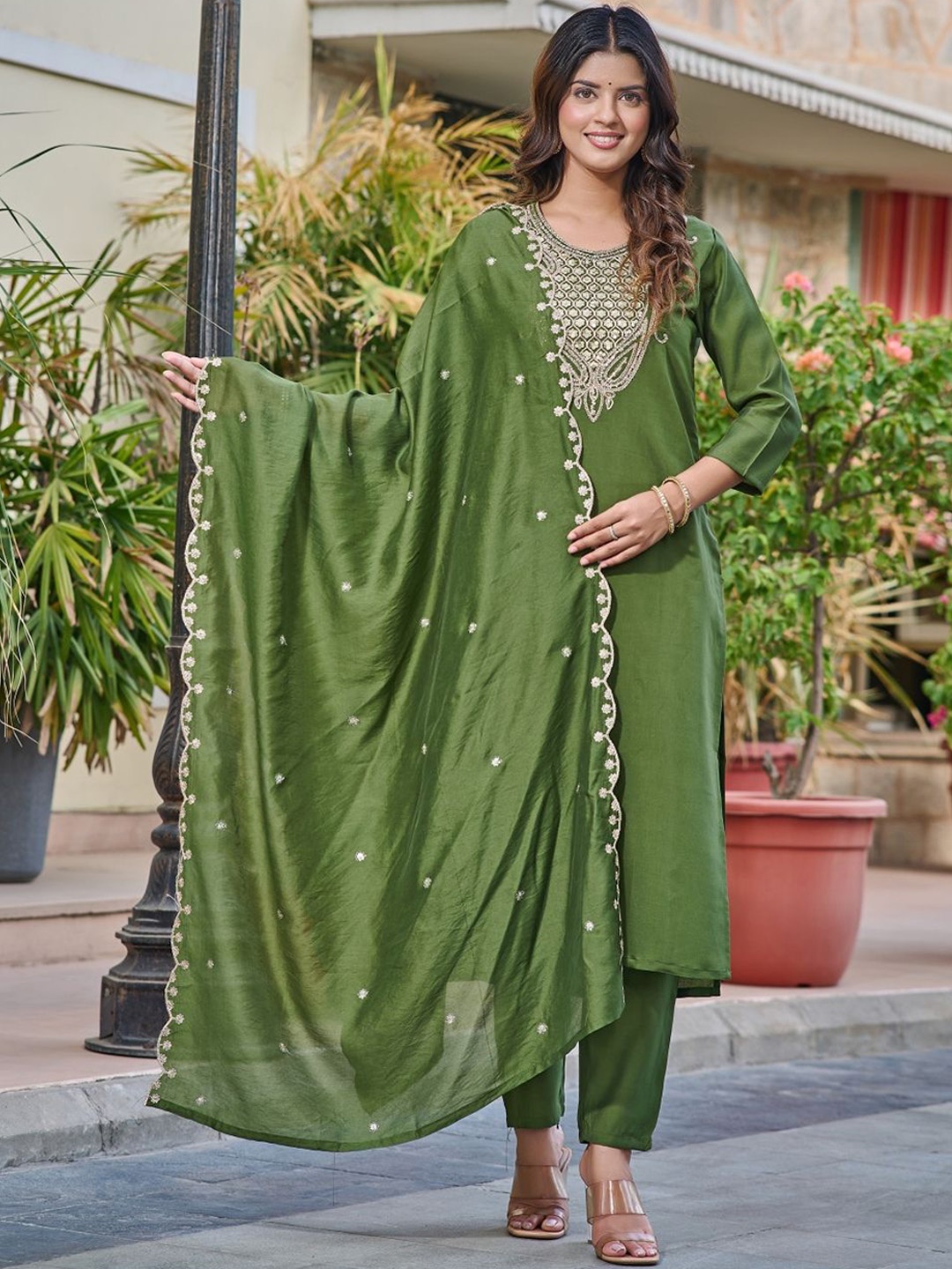 

Anouk Women Floral Embroidered Regular Kurti with Trousers & With Dupatta, Green