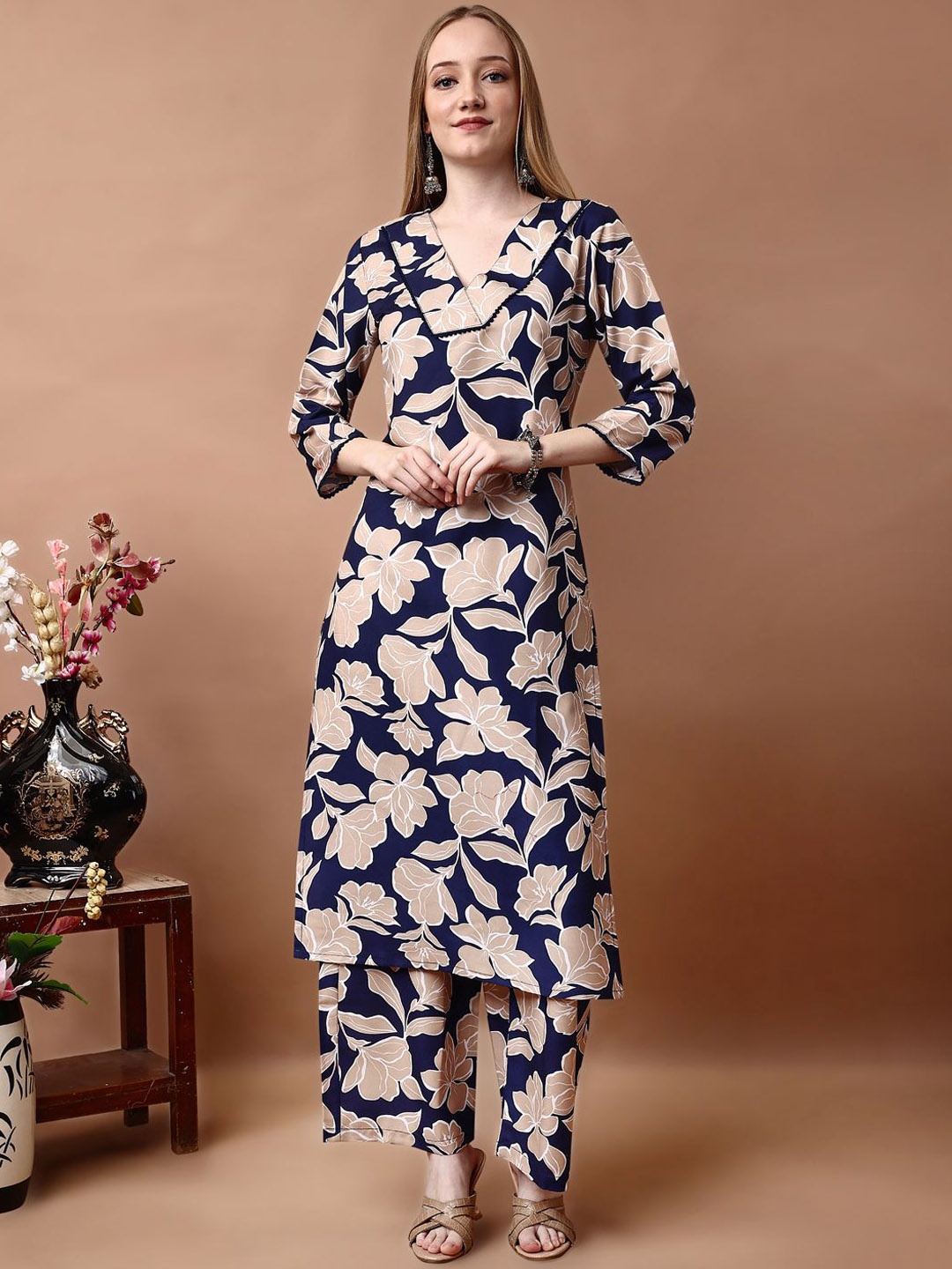 

SANTOPERA DESIGNER Floral Printed V-Neck Straight Kurta With Palazzos, Black