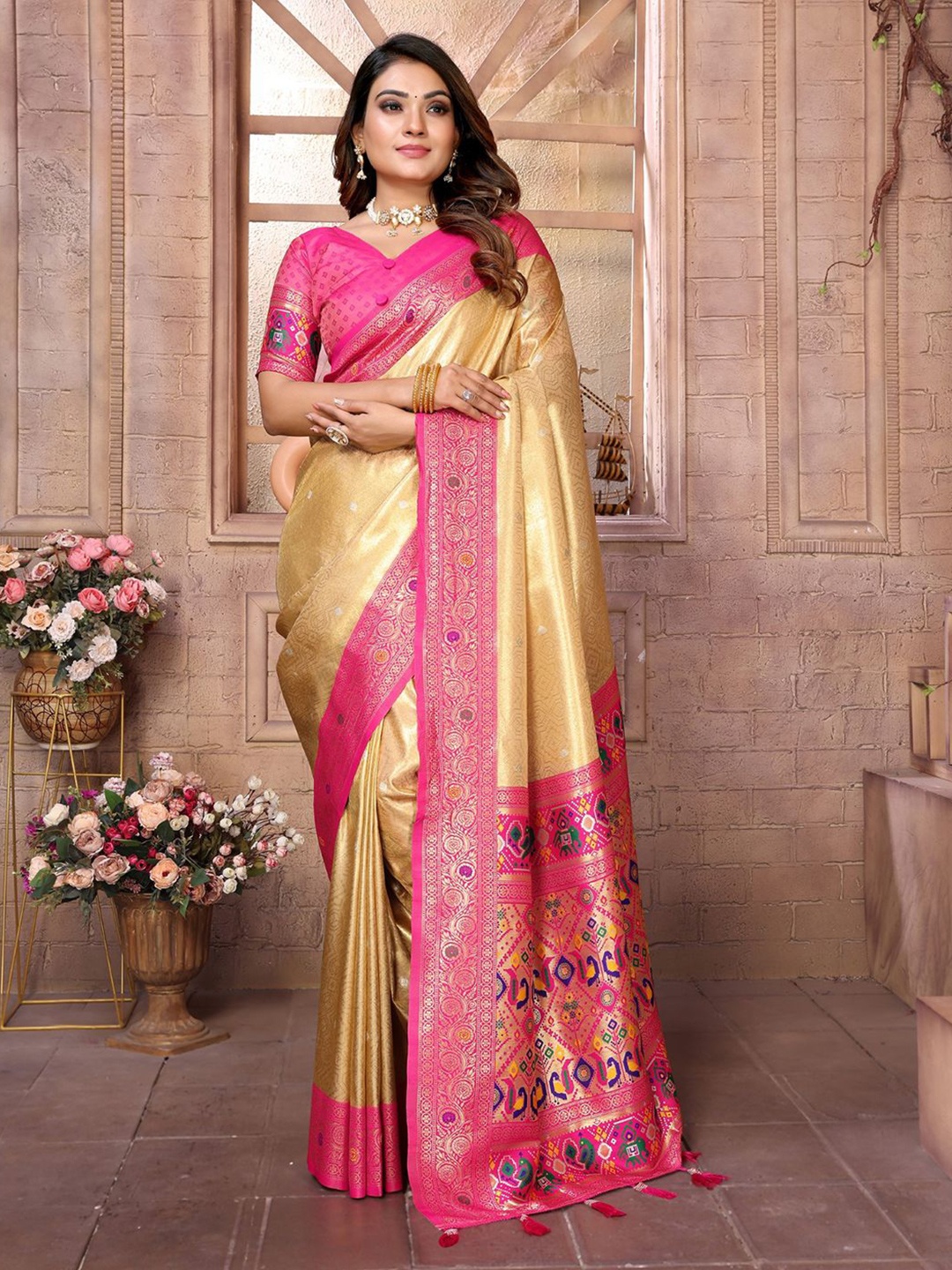 

DIVASTRI Woven Design Zari Silk Blend Designer Banarasi Saree, Beige