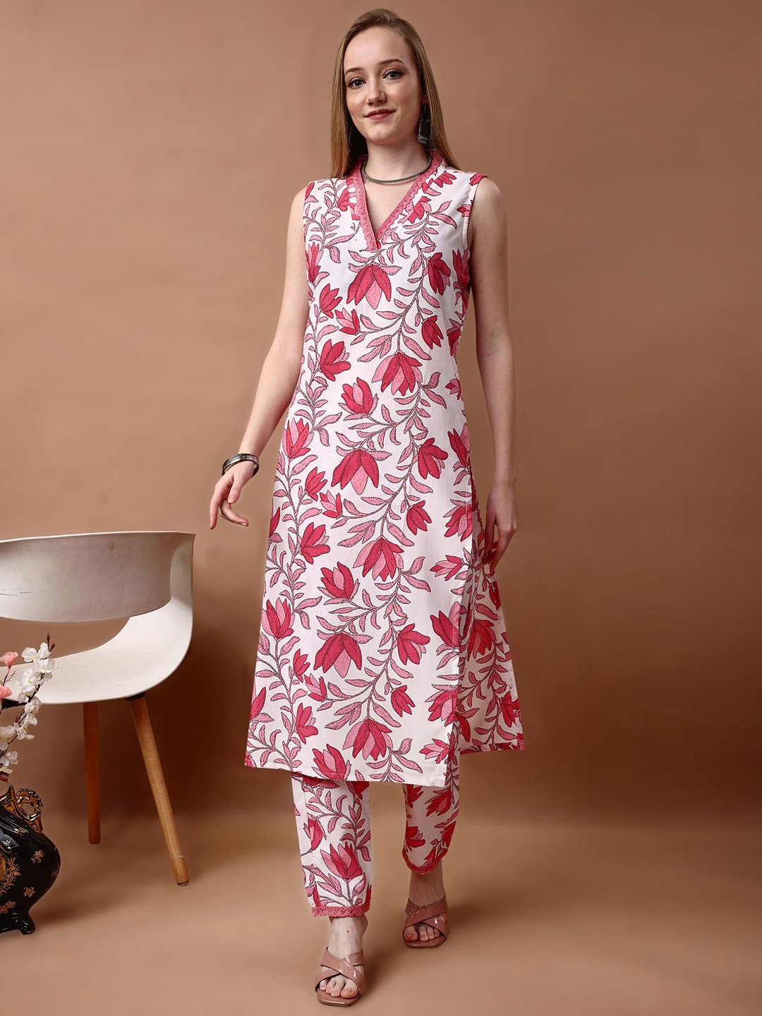 

SANTOPERA DESIGNER Floral Printed V-Neck Sleeveless Straight Kurta With Trousers, Red