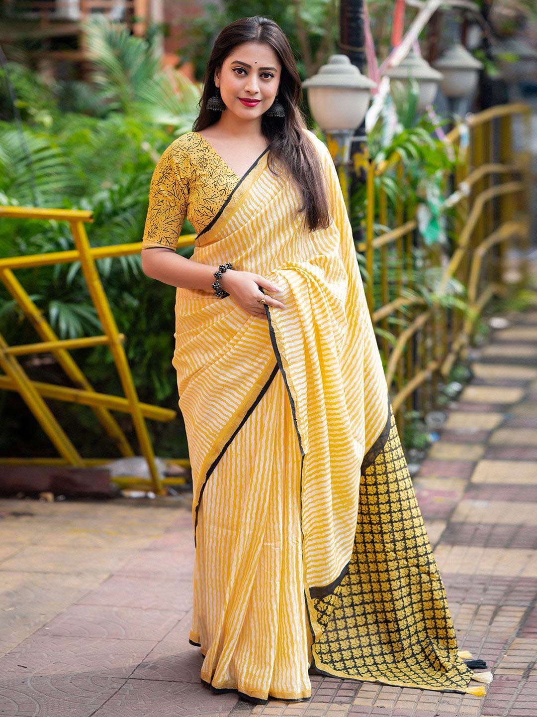 

DIVASTRI Striped Zari Chanderi Saree With Unstitched Blouse Piece, Yellow