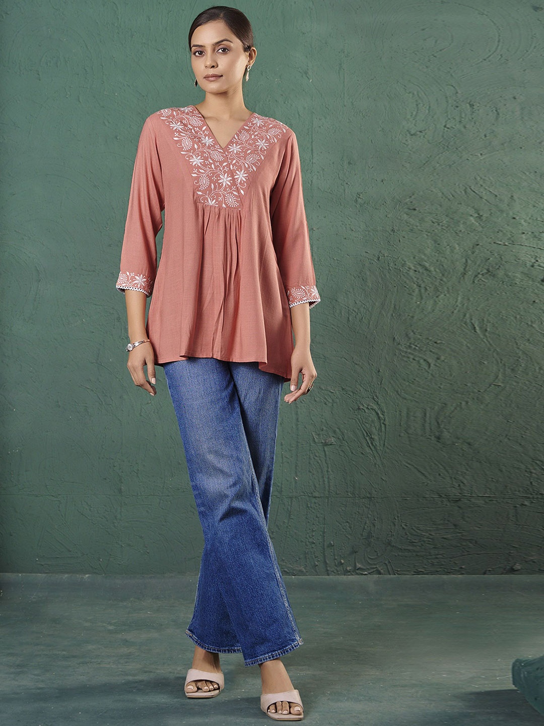 

Anouk Ethnic Motifs Embroidered V-Neck Kurti, Orange