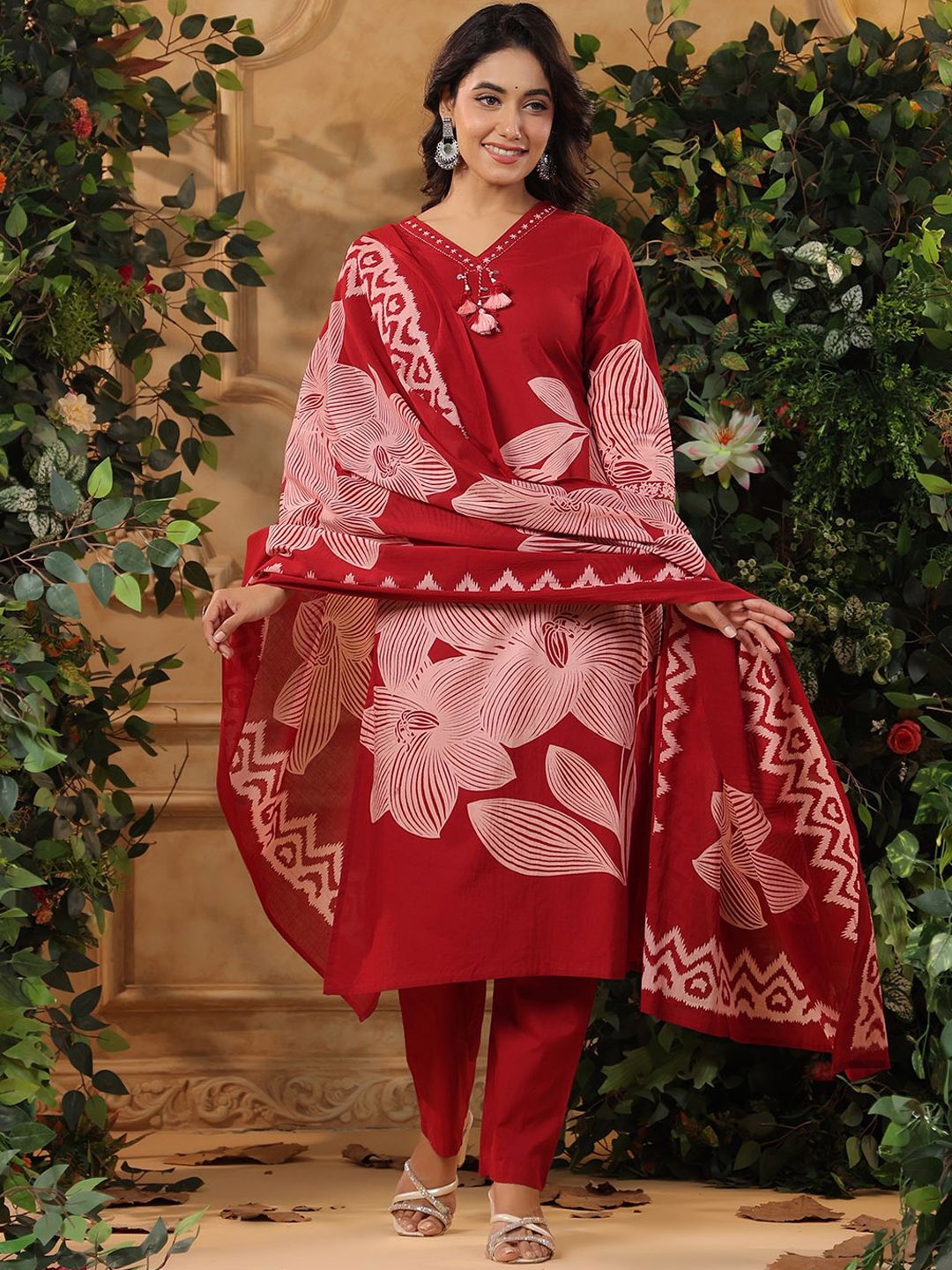 

Varanga Women Floral Printed Regular Thread Work Pure Cotton Kurta with Trousers & With Dupatta, Red