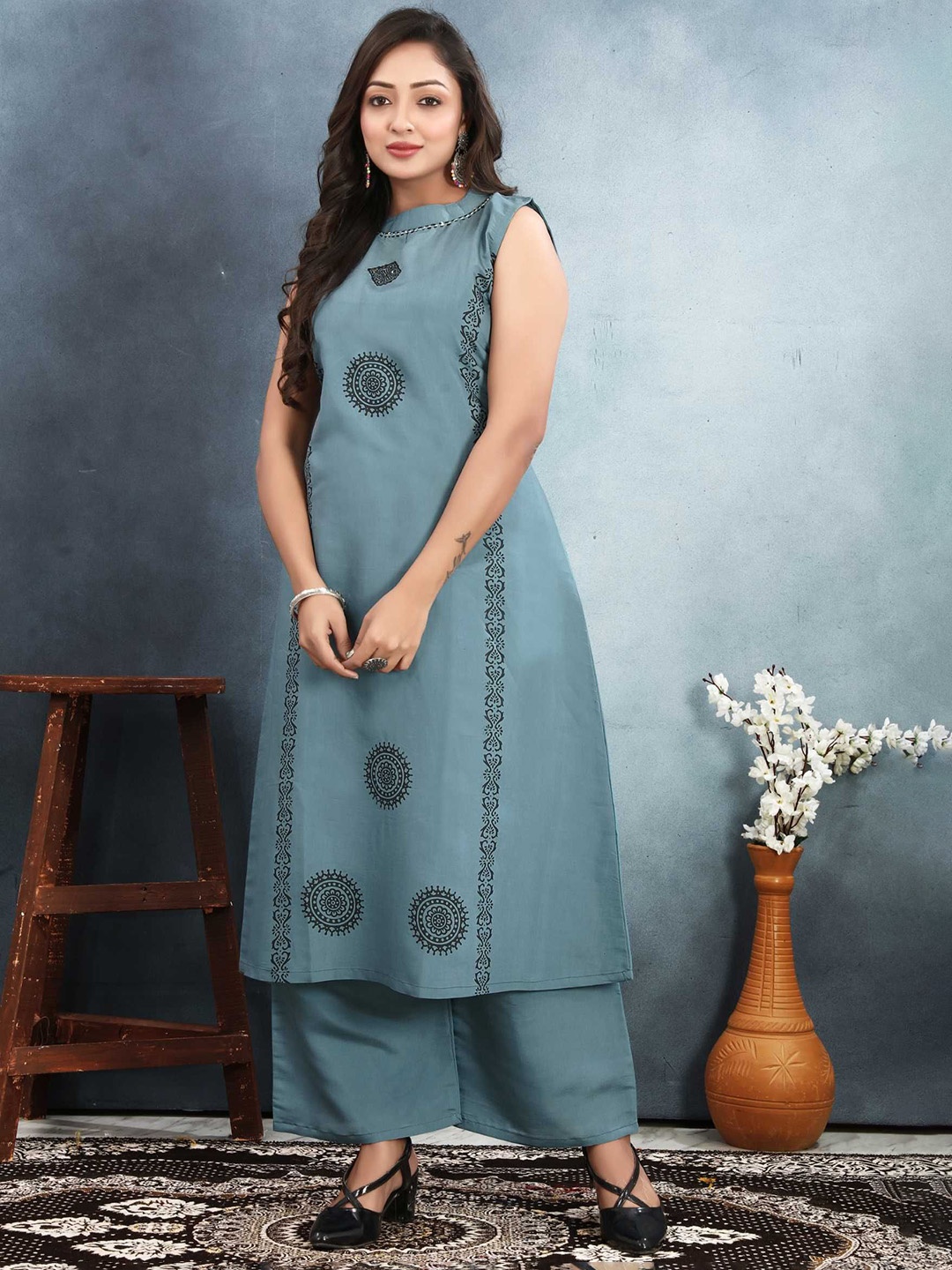 

DIVASTRI Ethnic Motifs Printed Round Neck Sequinned A-Line Kurta With Palazzo, Blue