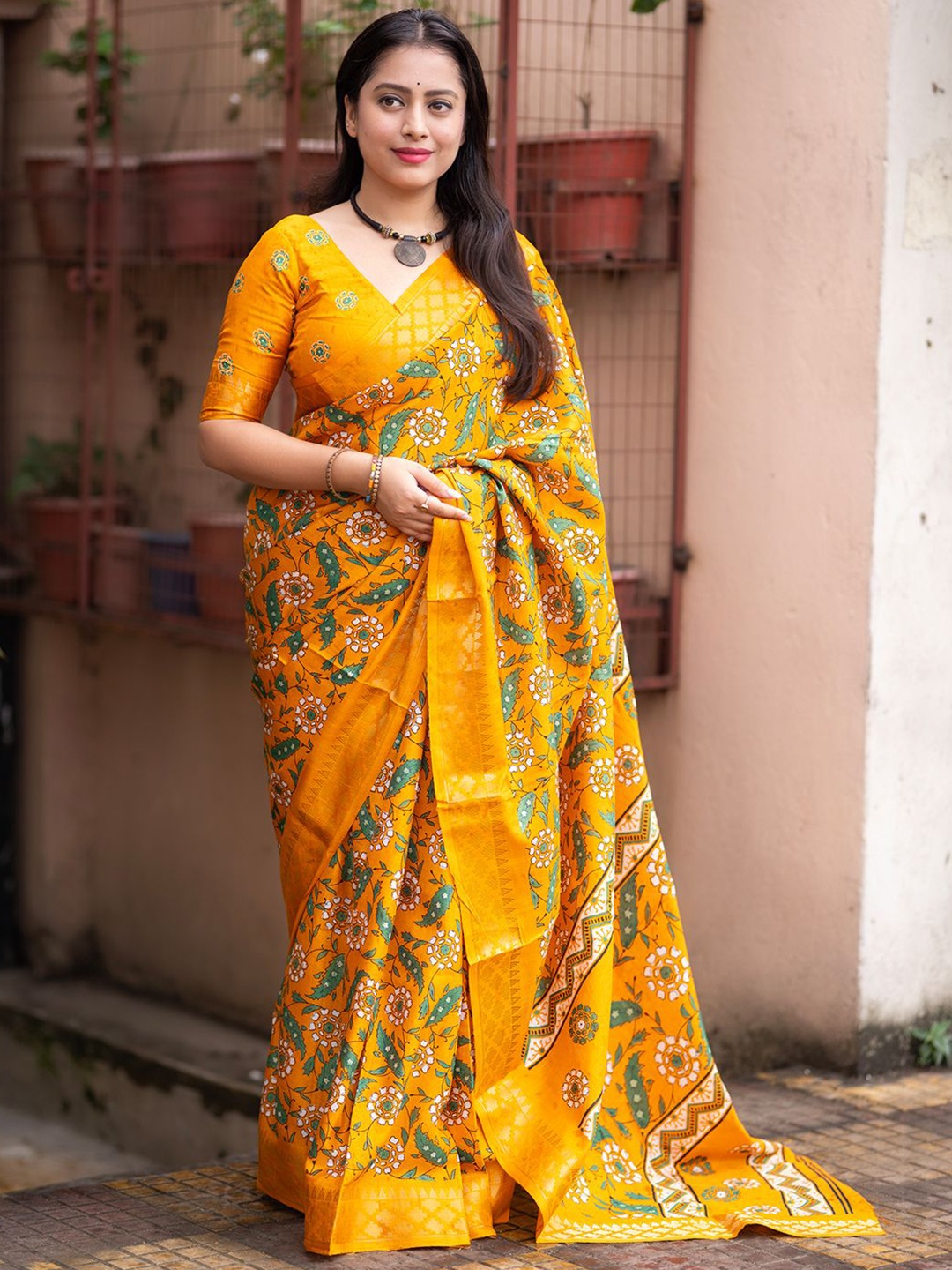 

DIVASTRI Kalamkari Zari Silk Blend Designer Saree, Yellow