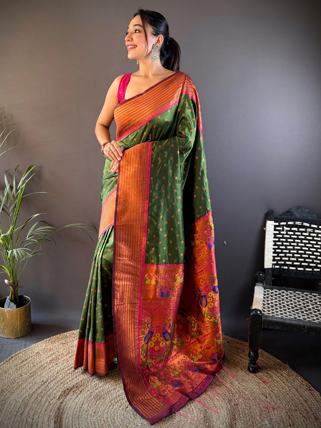 

DIVASTRI Woven Design Zari Silk Blend Paithani Saree, Green