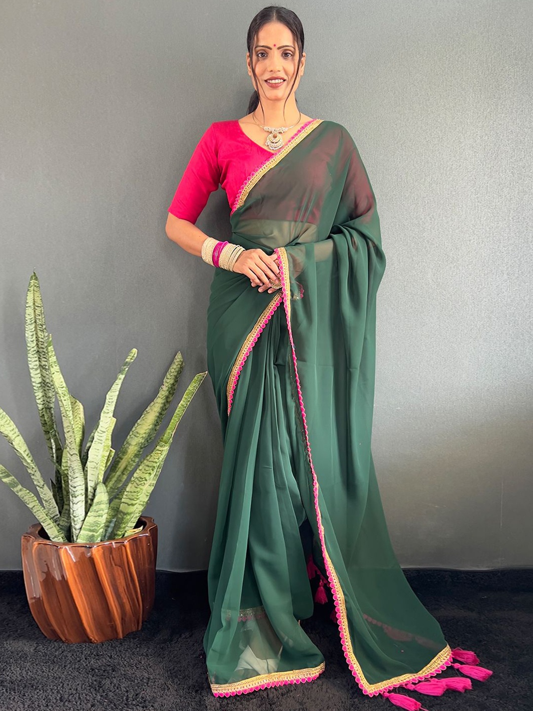 

DIVASTRI Sequinned Poly Georgette Ready to Wear Saree, Green
