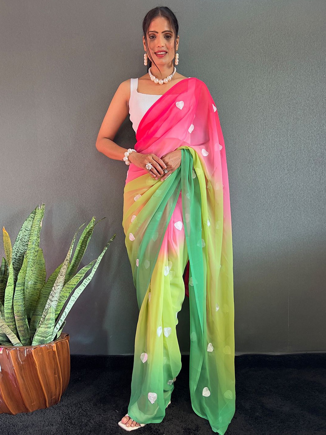 

DIVASTRI Poly Georgette Ready to Wear Saree, Green