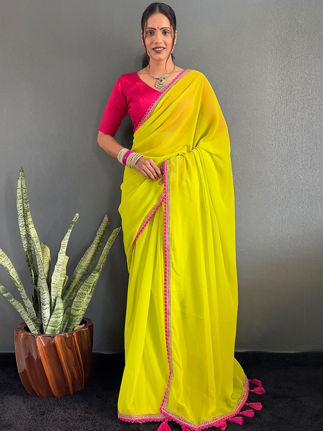 

DIVASTRI Embellished Poly Georgette Saree, Green