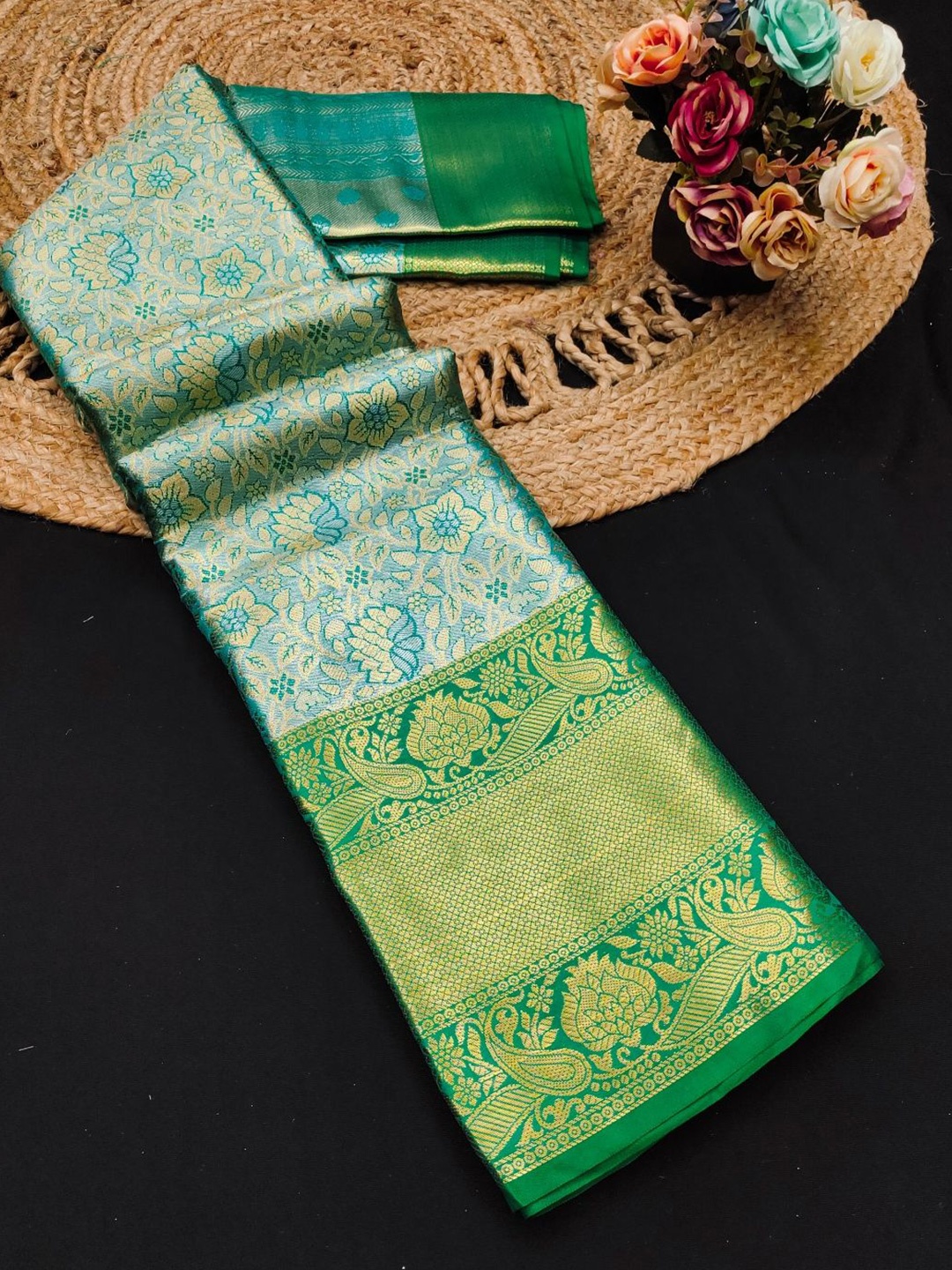 

DIVASTRI Ethnic Motifs Zari Pure Silk Banarasi Saree, Fluorescent green