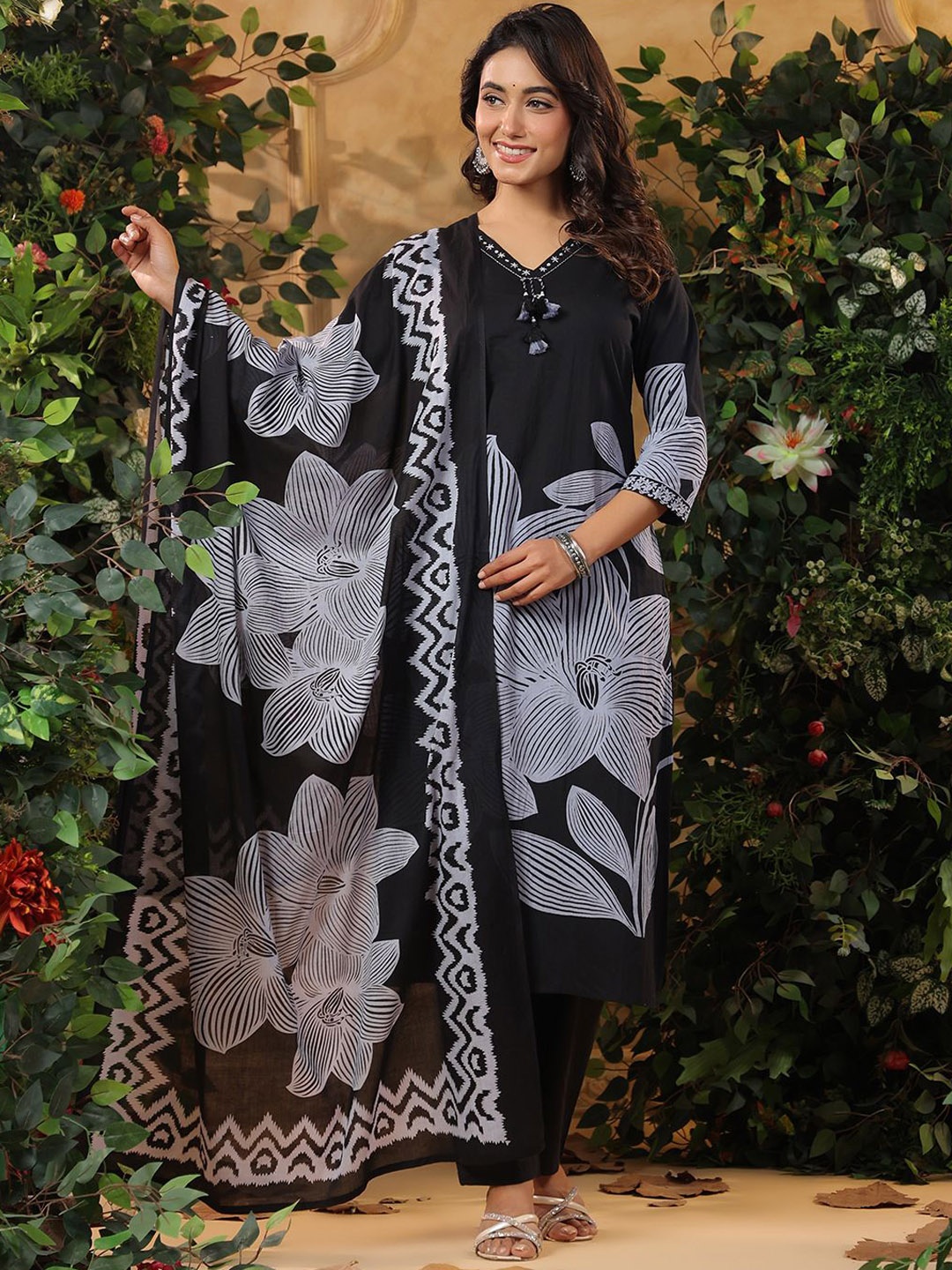 

Varanga Floral Printed V-Neck Pure Cotton Kurta With Trousers & Dupatta, Black