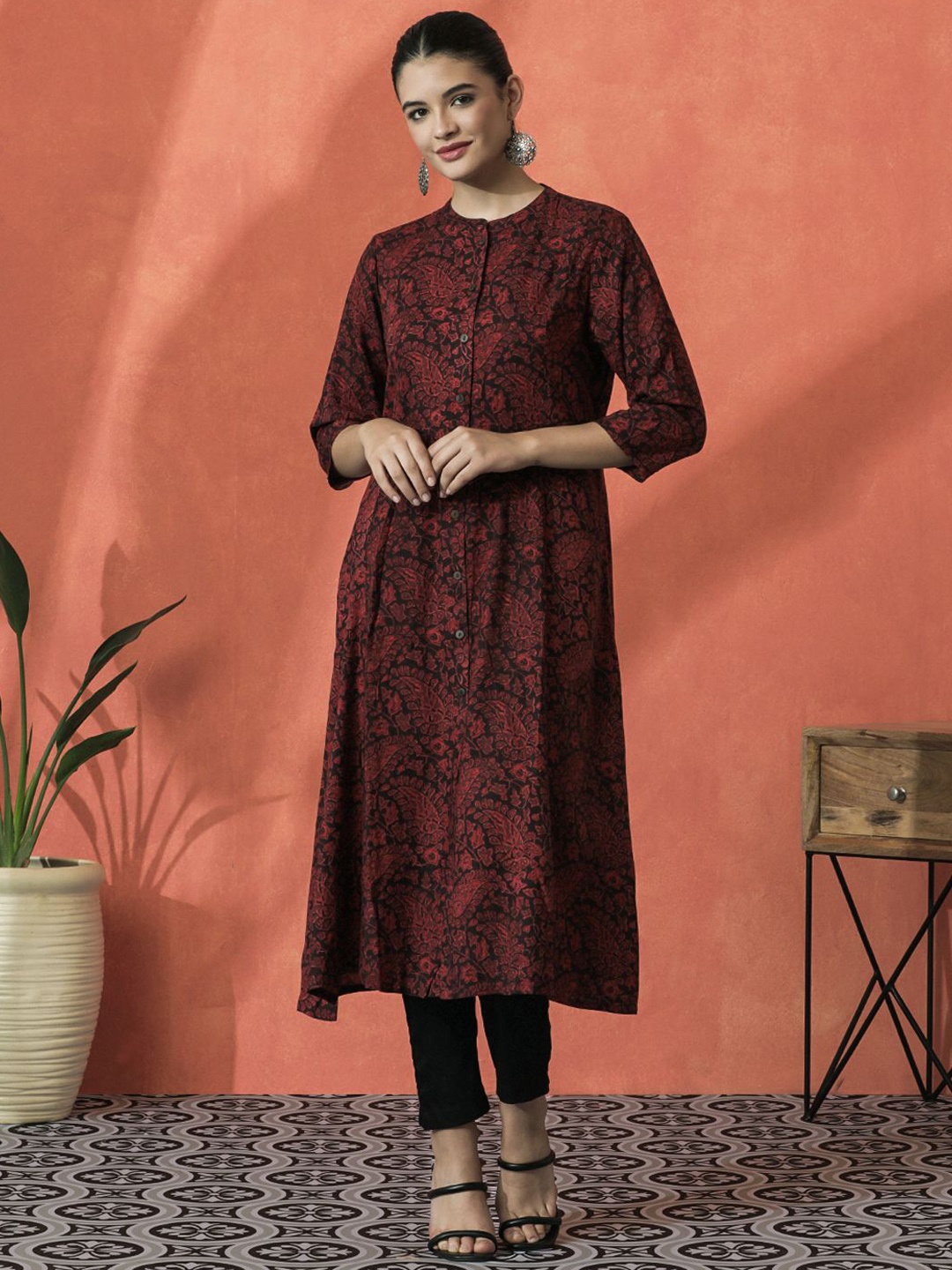 

Sangria Paisley Printed Mandarin Collar Three-Quarter Sleeves Panelled A-Line Kurta, Red
