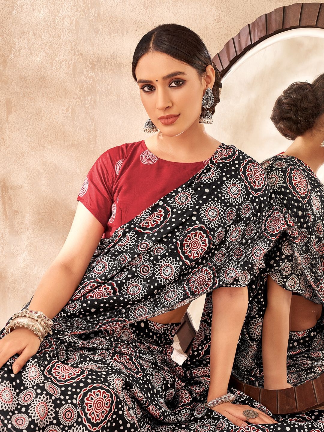 

SARHAFloral Pure Georgette Saree, Black