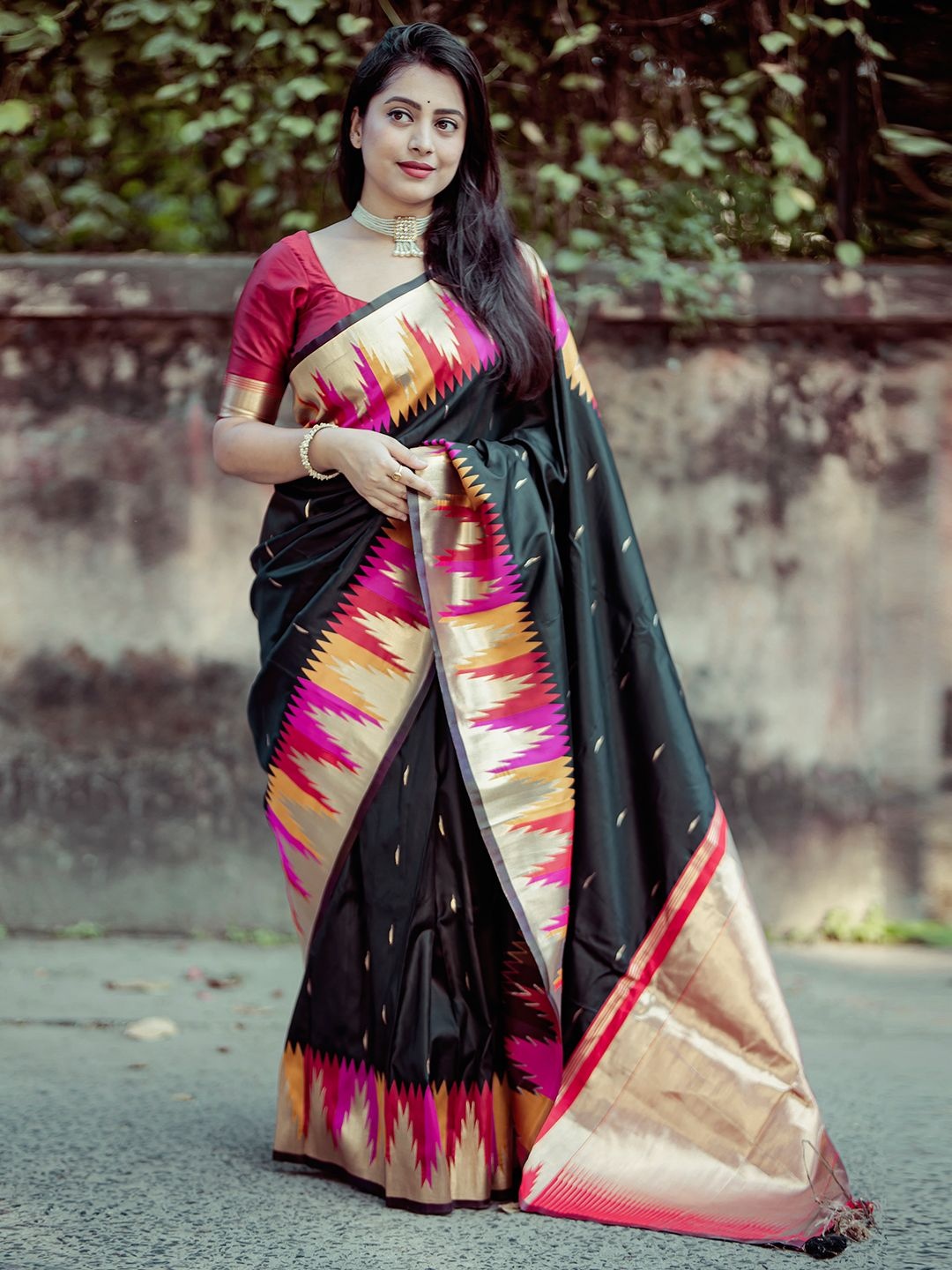

DIVASTRI Woven Design Zari Banarasi Saree With Unstitched Blouse Piece, Black